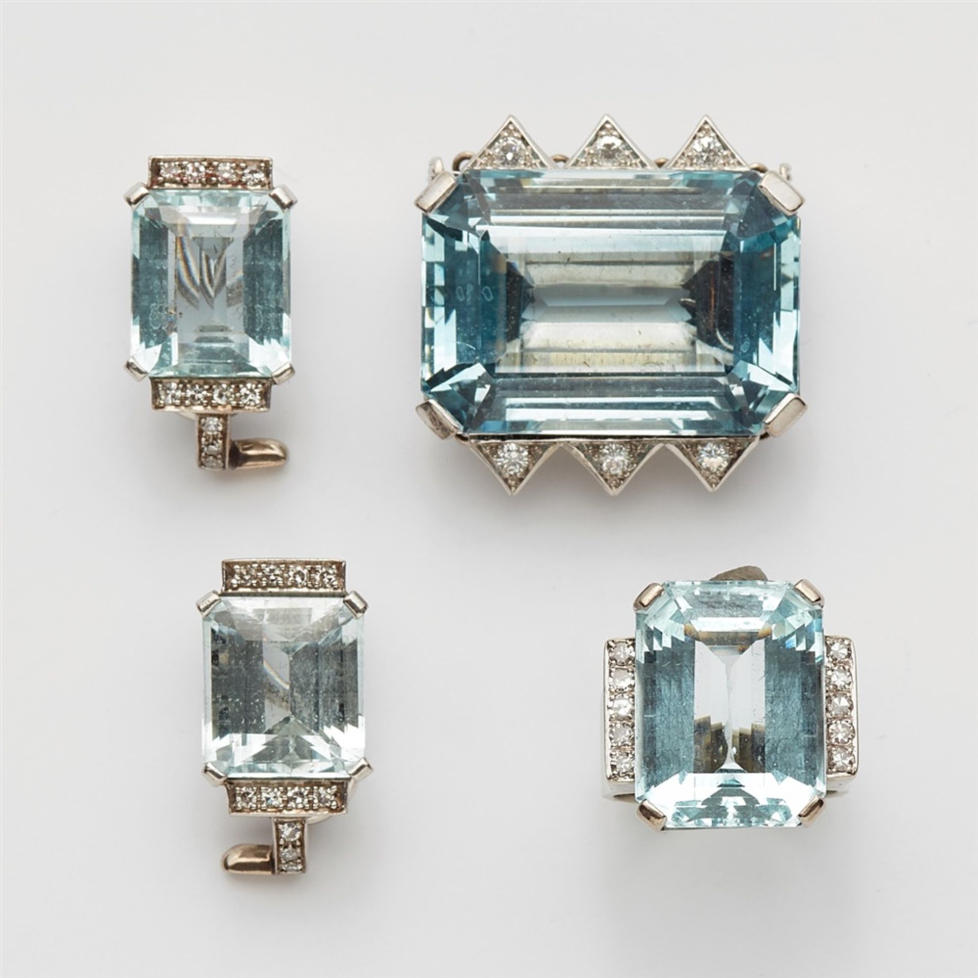 An 18k white gold and aquamarine demi-parureComprising a necklace clasp, a ring, and a pair of