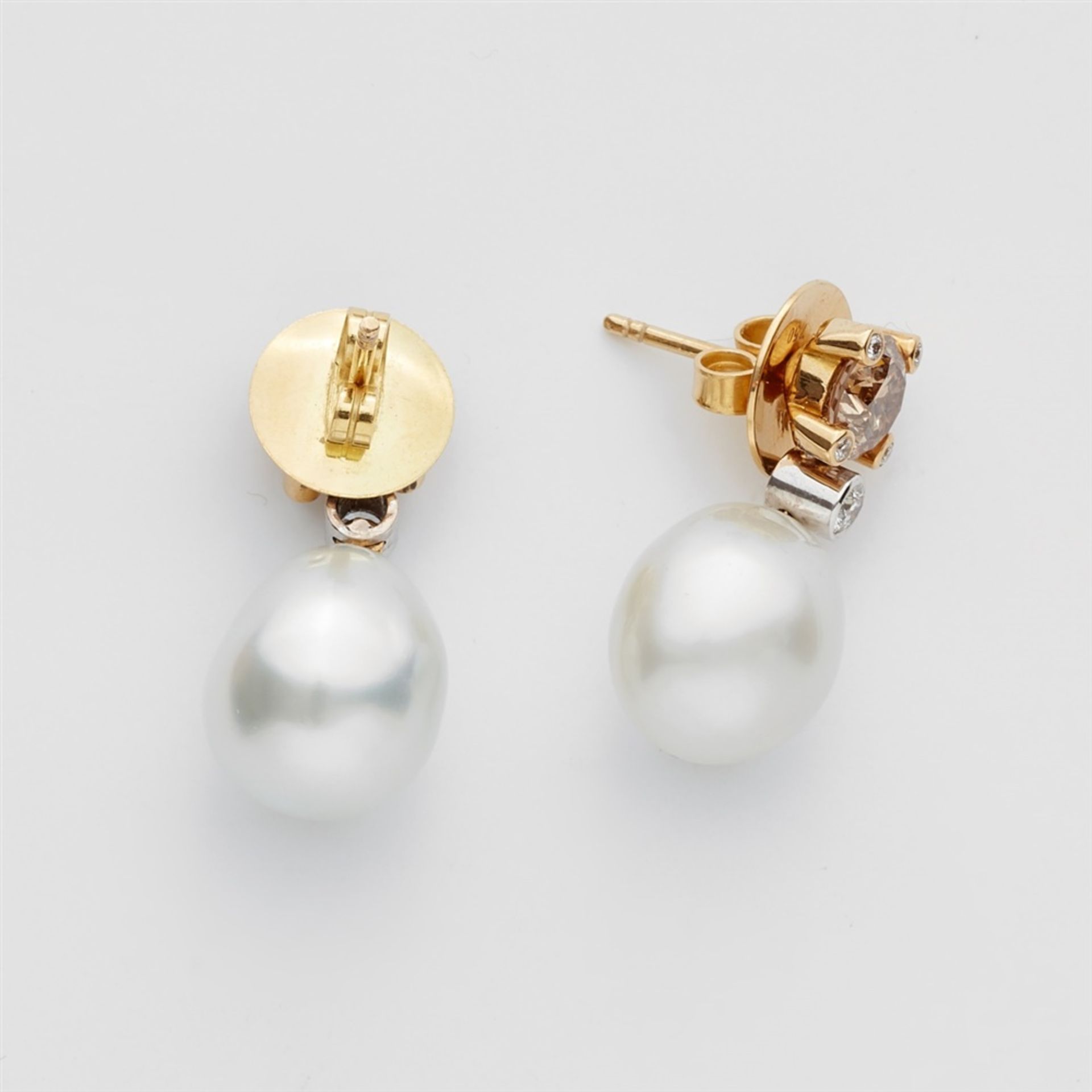 A pair of 18k gold, pearl and fancy diamond earringsStud earrings each set with a small natural - Bild 2 aus 2