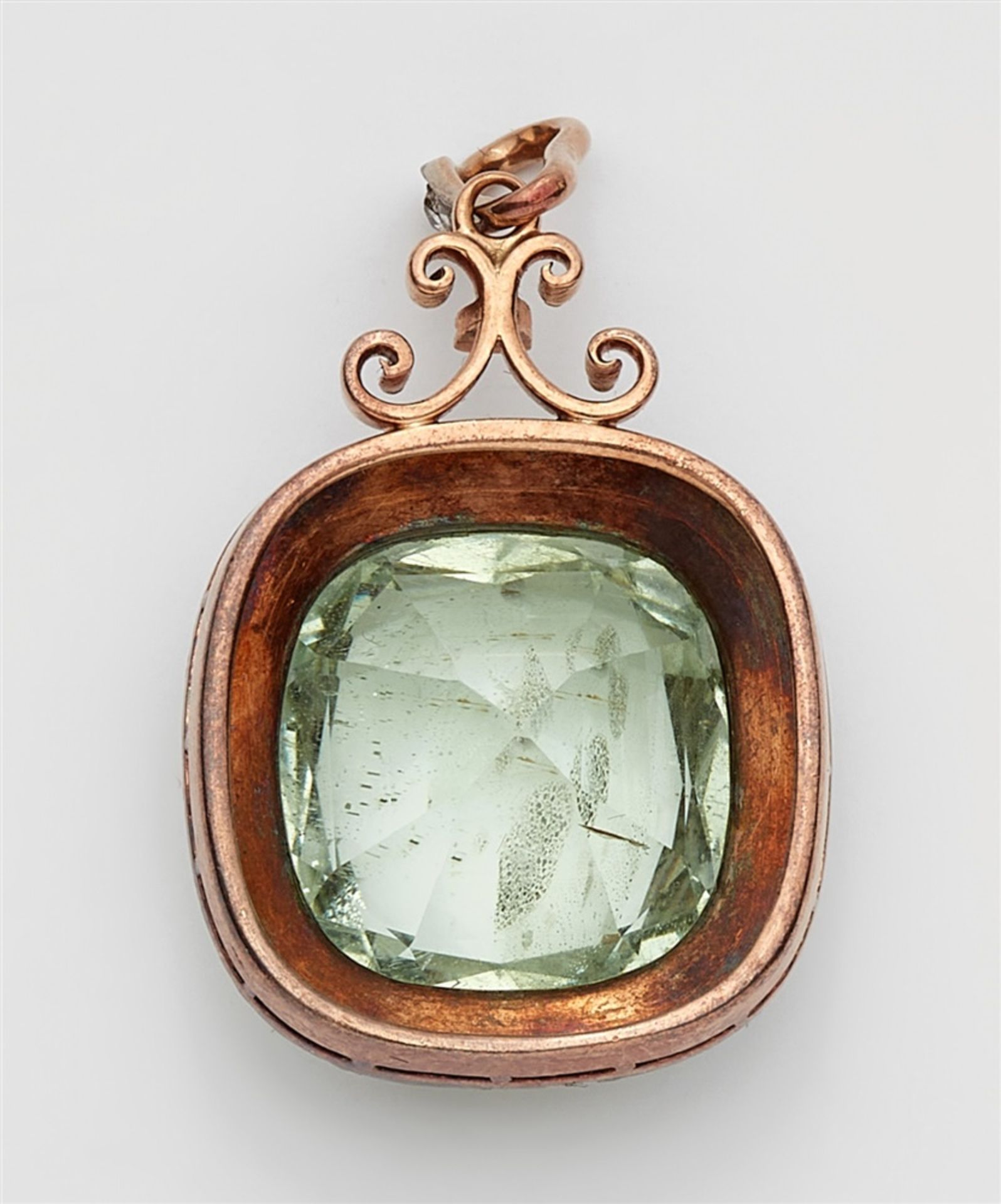 A Belle Epoque beryl pendantA silver and 14k red gold cluster set pendant with a large pale green - Bild 2 aus 2