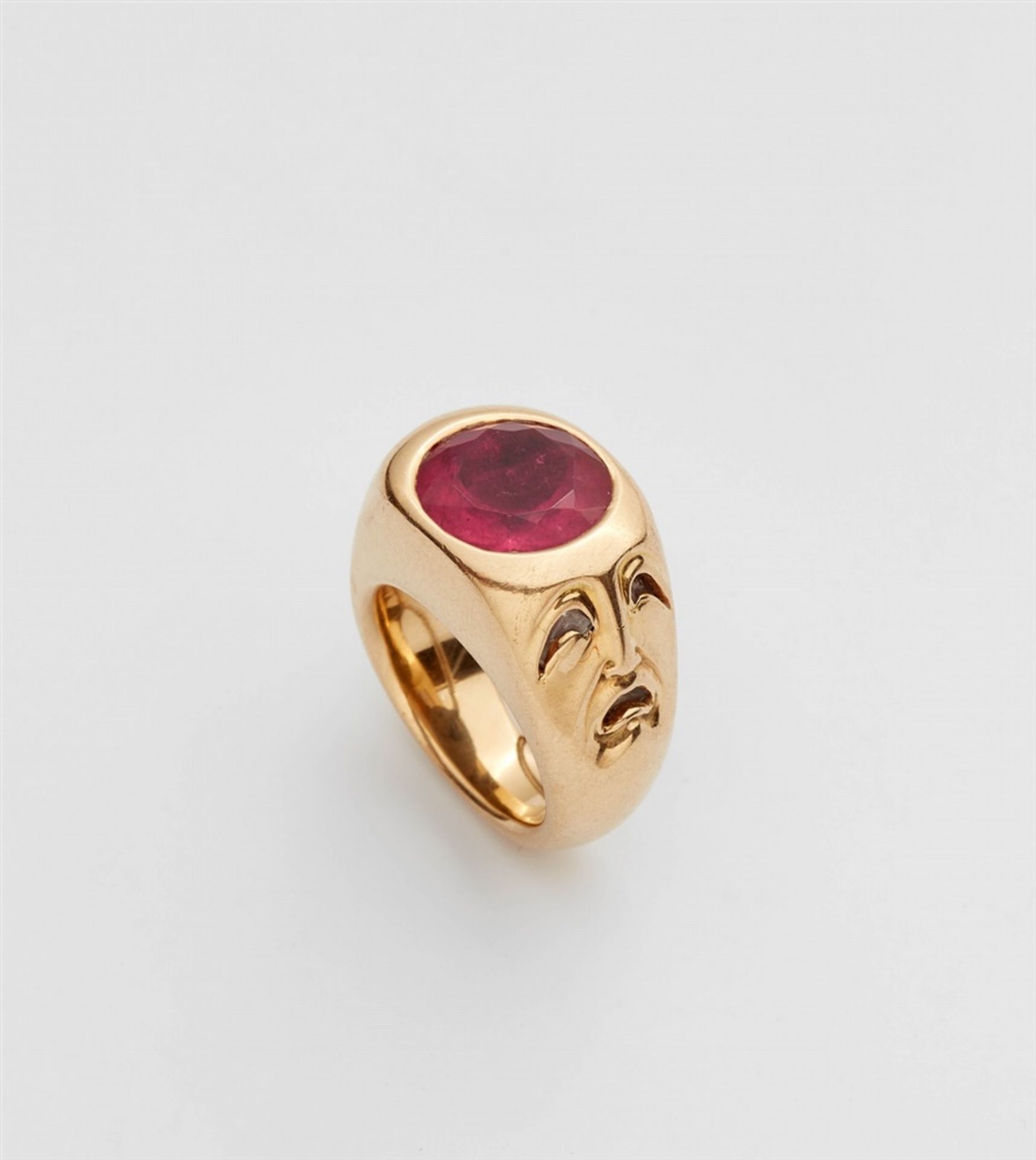An 18k gold and pink tourmaline mask ringA solid gold signet ring, the shoulders each decorated with - Bild 5 aus 5
