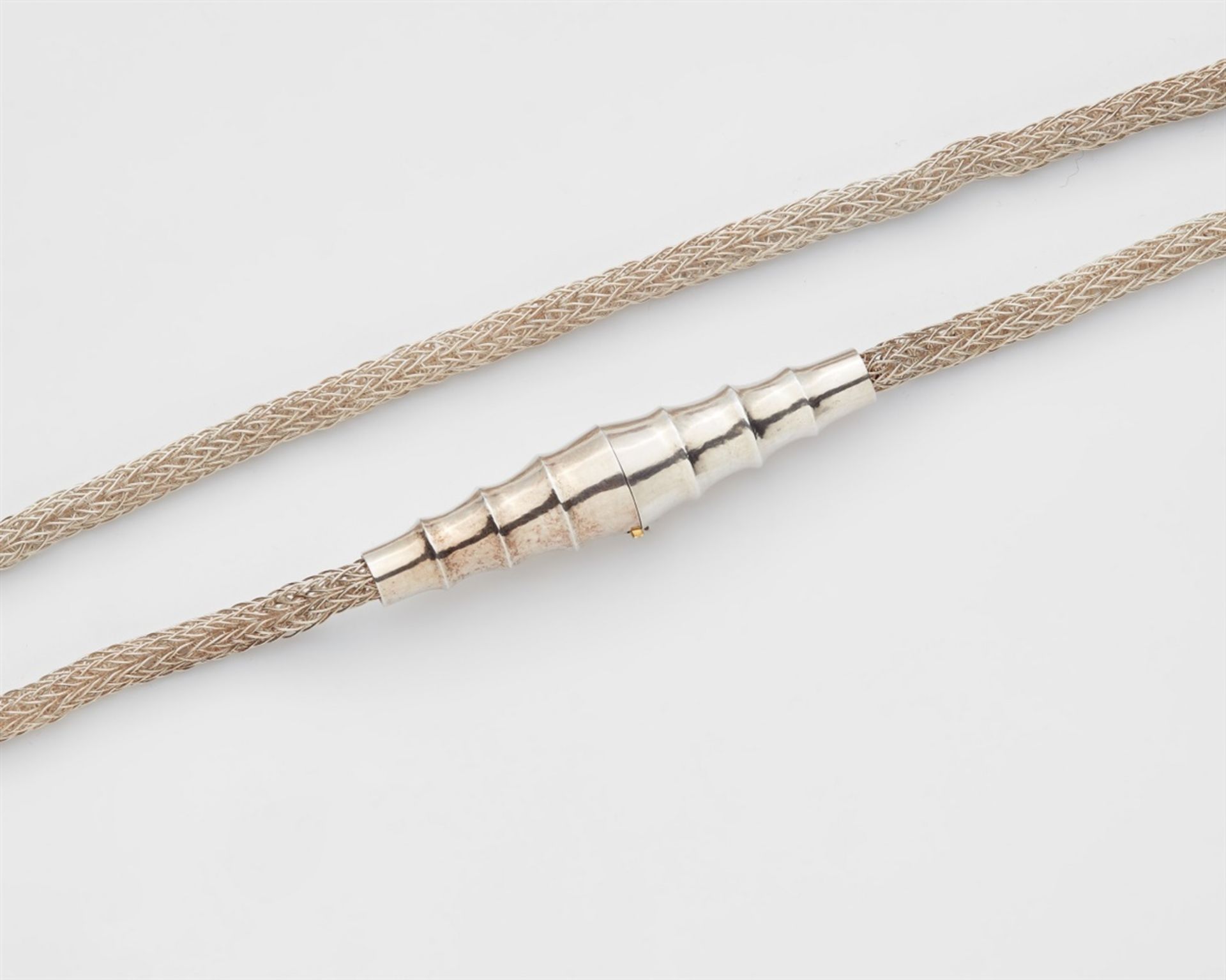 A Sterling silver sautoir with a forged claspNecklace designed as a tubular chain formed from finely - Bild 2 aus 2