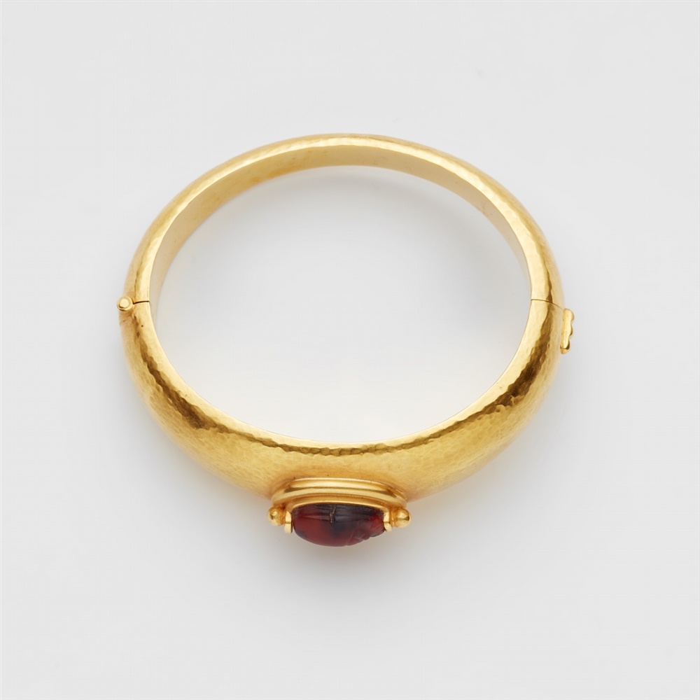 An 18k gold carnelian scarab bangleForged bangle with martelé decor with an ancient Egyptian - Image 2 of 3