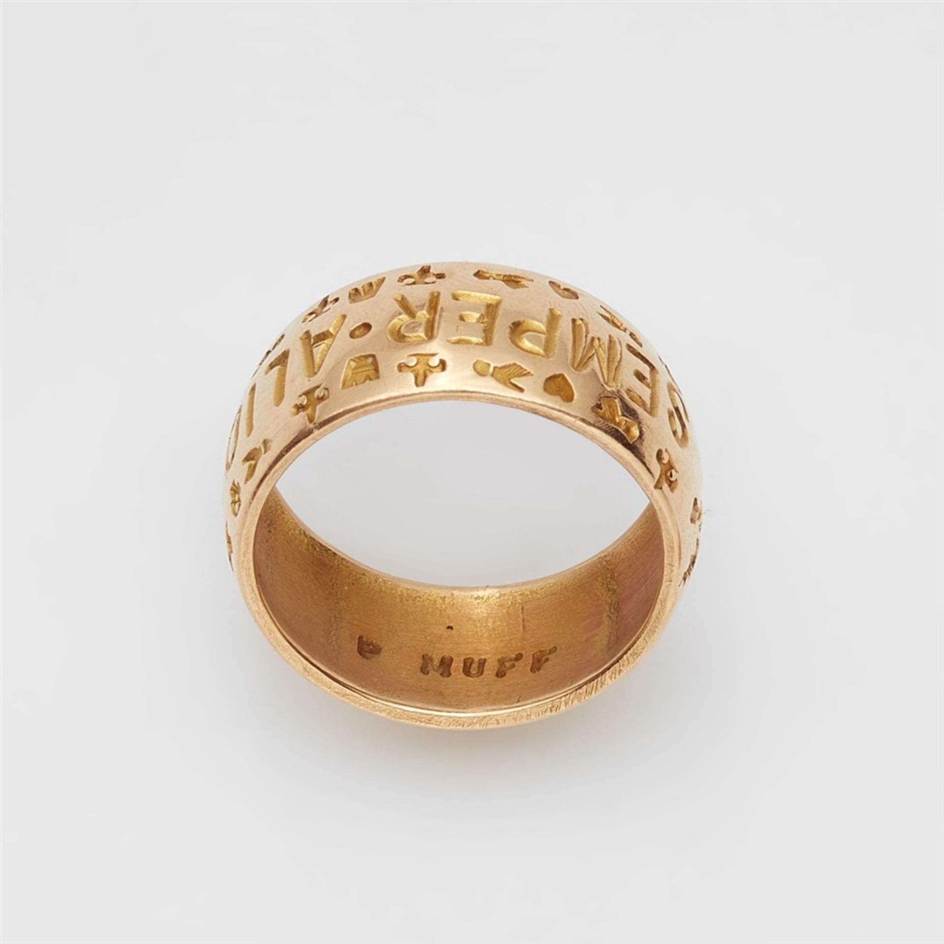 An 18k gold gentleman's friendship ringBroad gold band inscribed "Semper aliquid haeret" and with - Bild 3 aus 3