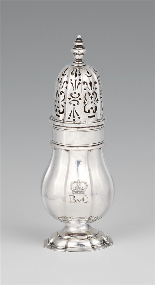 A Celle silver sugar casterSilver. Pear-form caster on a square foot. Engraved on the display side - Bild 2 aus 4