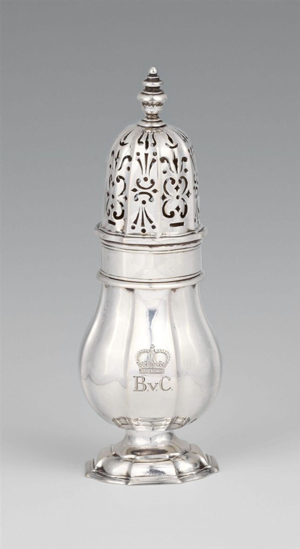 A Celle silver sugar casterSilver. Pear-form caster on a square foot. Engraved on the display side - Bild 2 aus 4