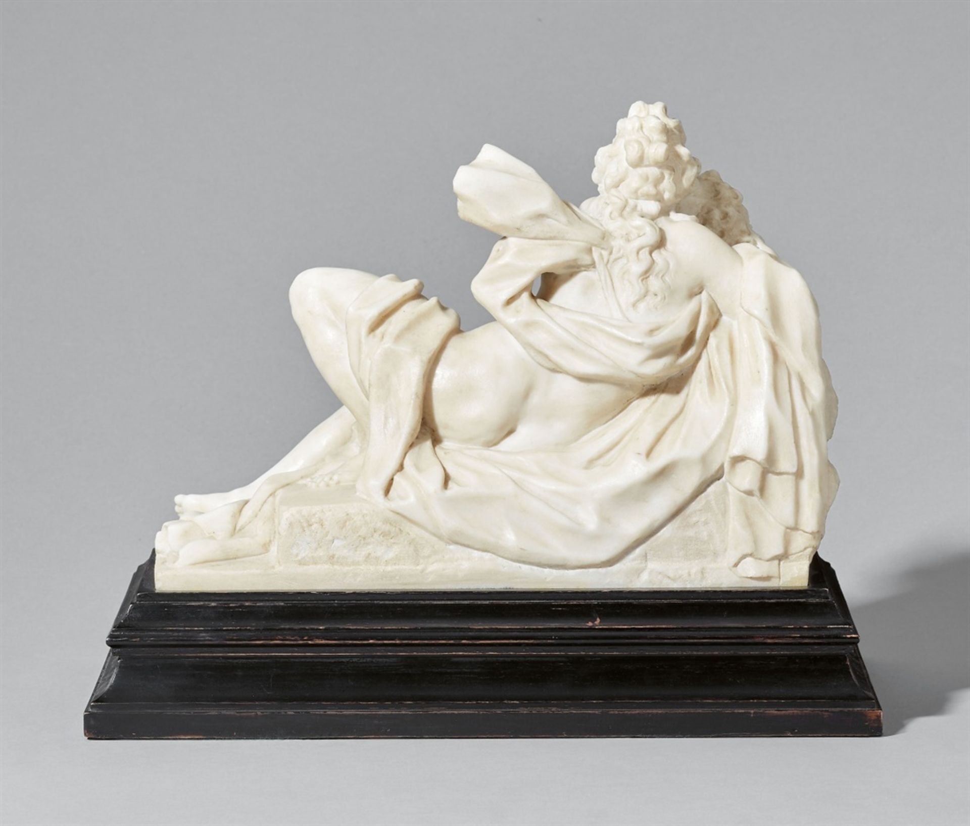 A white marble group of Venus and CupidOn an ebonised wood base. Venus is depicted with long flowing - Bild 3 aus 4