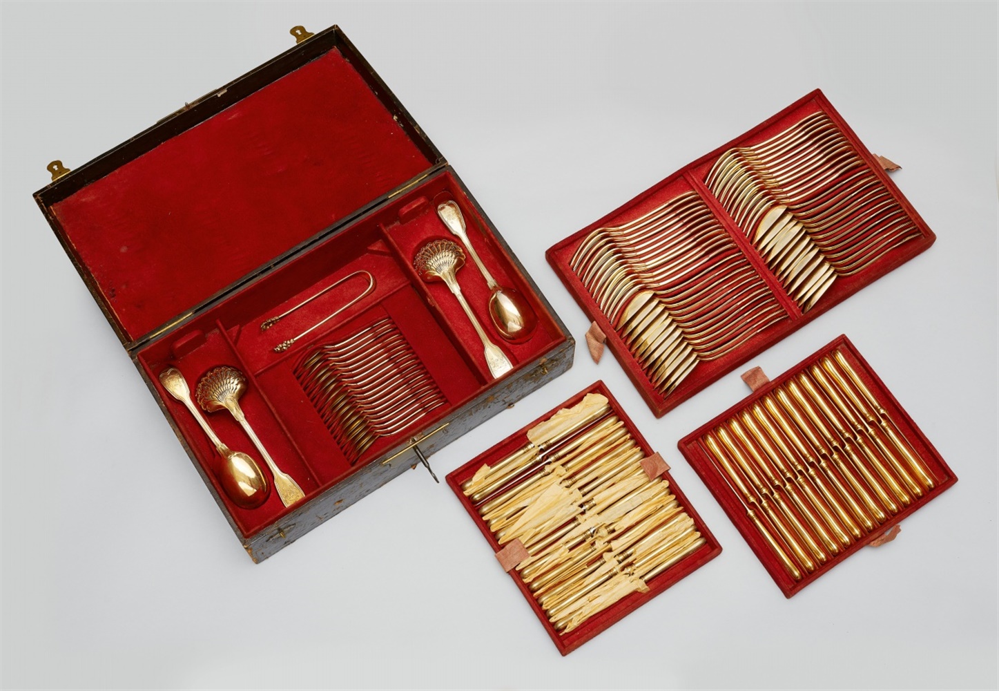 A Parisian silver dessert cutlery set in the original caseSilver; gold-plated. A 121 piece set of - Bild 2 aus 4