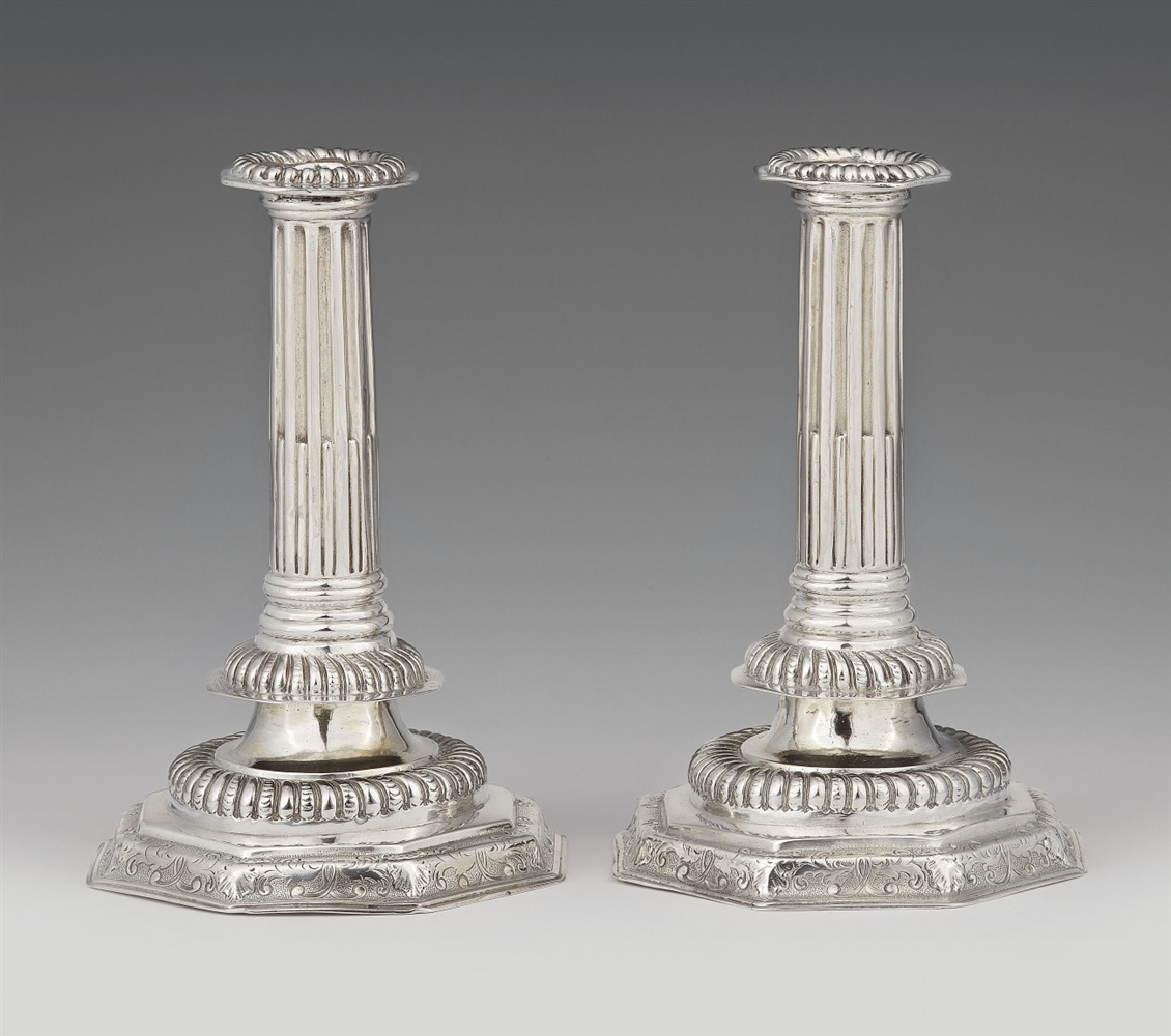 A pair of William & Mary silver candlesticksSilber. Fluted shafts with small drip pans issuing