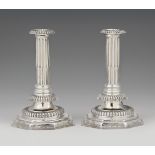 A pair of William & Mary silver candlesticksSilber. Fluted shafts with small drip pans issuing