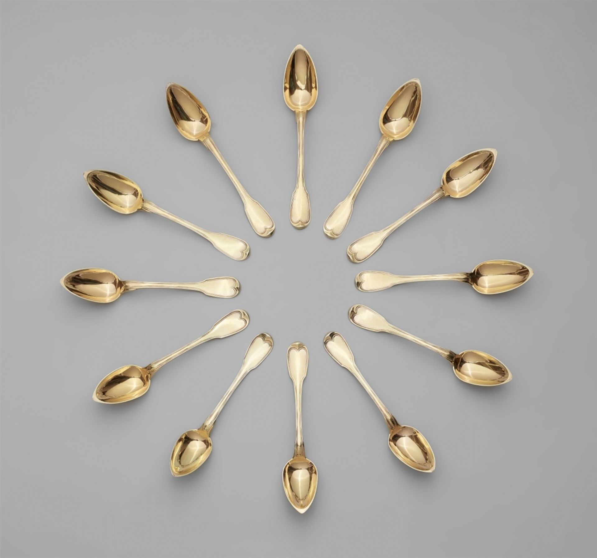 12 Parisian vermeil spoonsSilver gilt spoons with threaded décor. L 14.4 cm, total weight 250 g. - Bild 2 aus 3