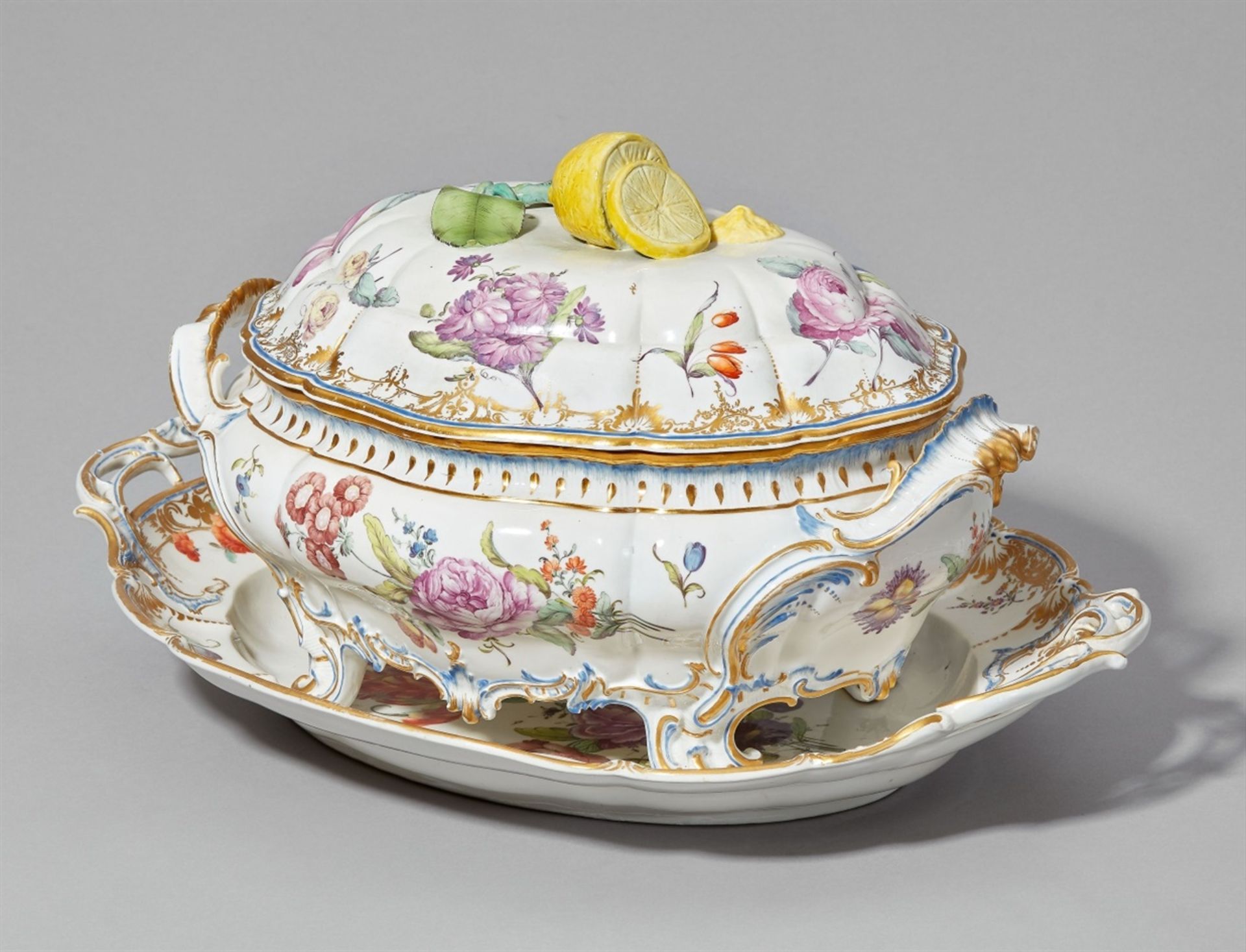 A Nymphenburg porcelain tureen with original standOval tureen on four rocaille supports with - Bild 3 aus 3