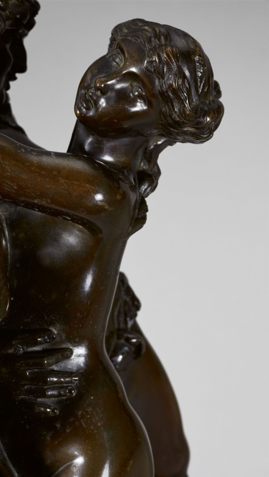 A bronze group with maenads and a satyrCast bronze with golden brown patina and ormolu. Three-figure - Bild 6 aus 7