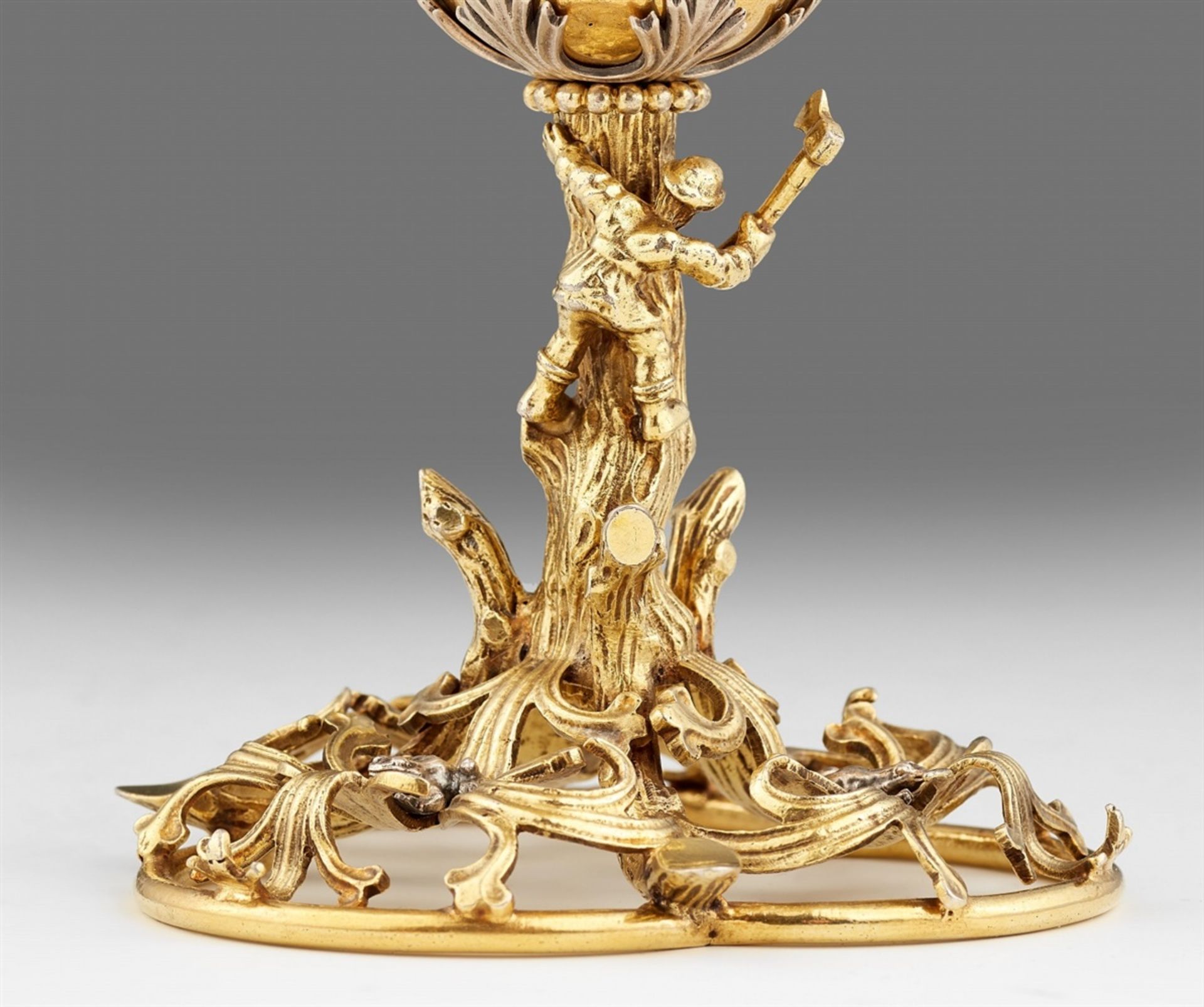 An important Renaissance polychromed silver gobletSilber; vergoldet. Silver-gilt cup on a pierced - Bild 4 aus 7