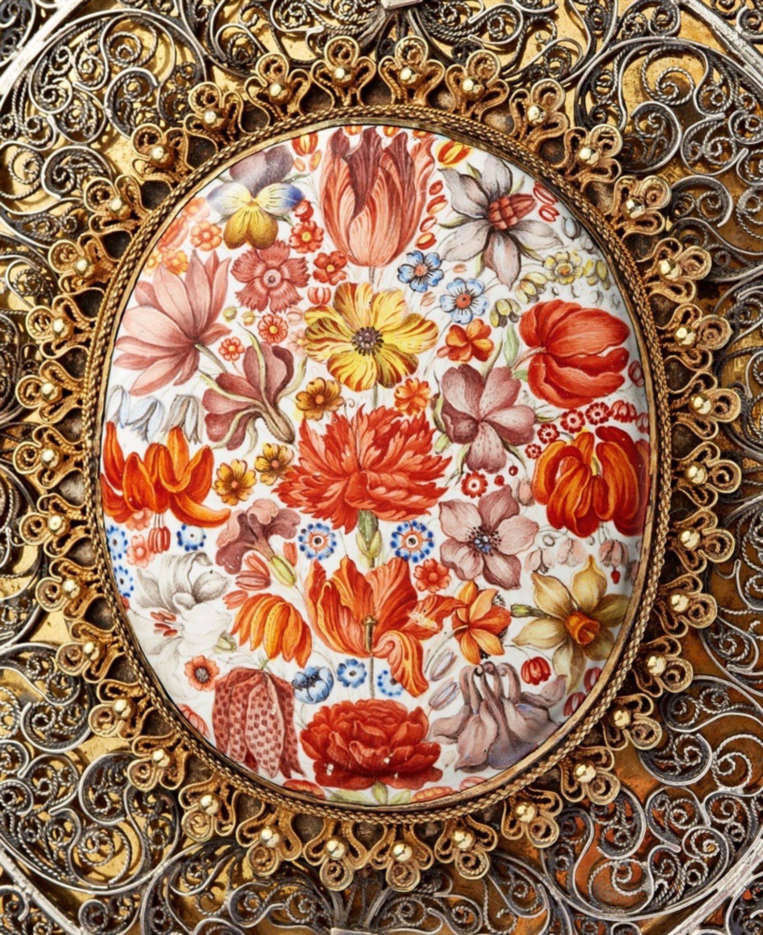 A silver filigree and enamel boxParcel gilt oval box decorated throughout with pierced filigree - Bild 2 aus 2