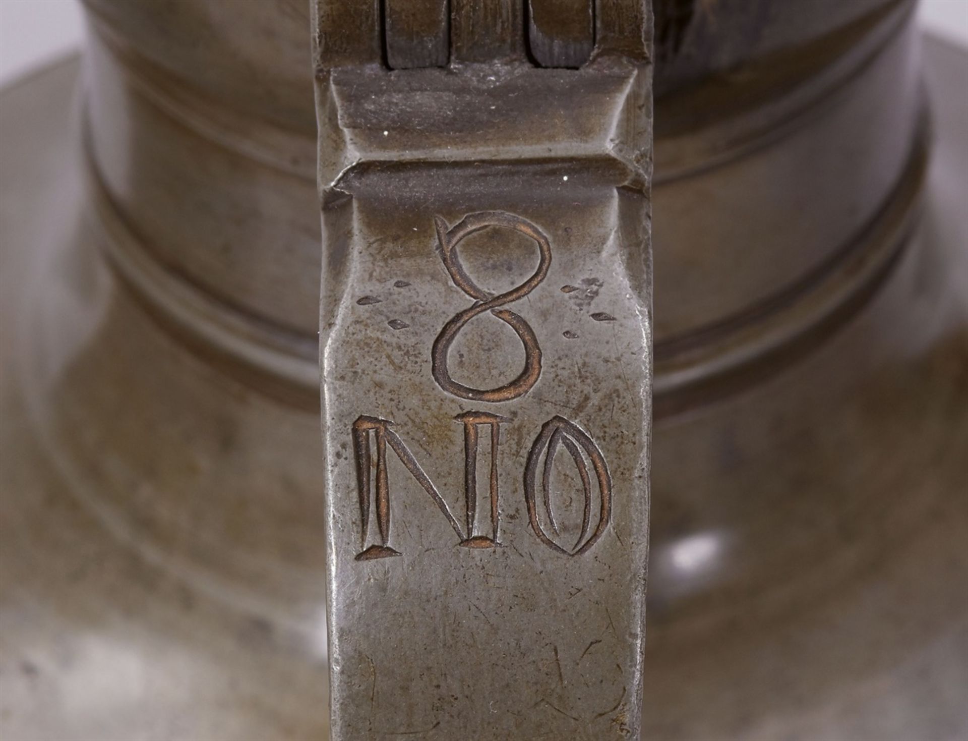 A pair of important jugs made for the council of NeussEngraved pewter pots of solid baluster-form - Bild 3 aus 3