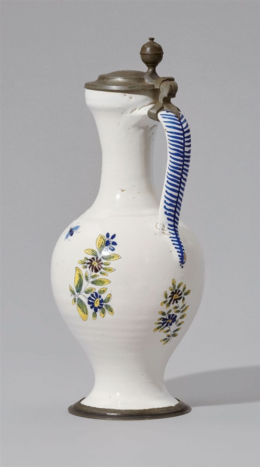 A Künersberg faience tankardDecorated to the display side with a bouquet of “indianische blumen” and - Bild 2 aus 2