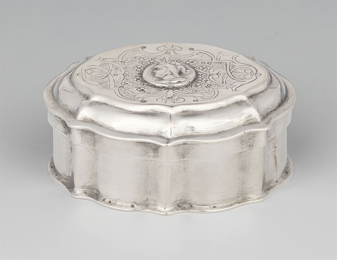 An Augsburg Régence silver boxSilver; gold-plated inside. An oval box containing two separate