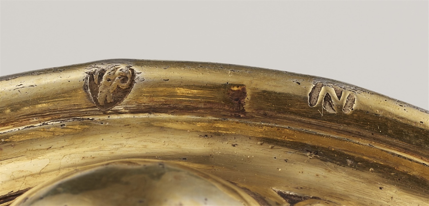 A Nuremberg Renaissance silver gobletSilver-gilt goblet with a gadrooned base supporting a waisted - Bild 4 aus 4