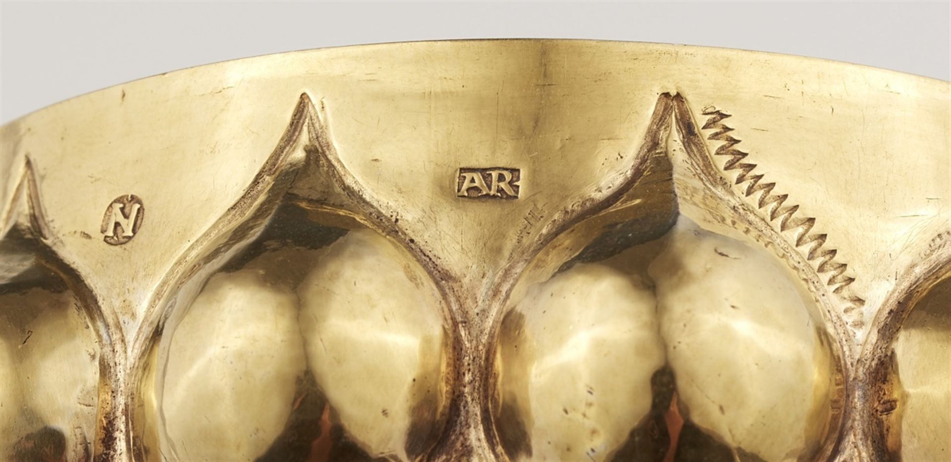 An important Renaissance polychromed silver gobletSilber; vergoldet. Silver-gilt cup on a pierced - Bild 7 aus 7