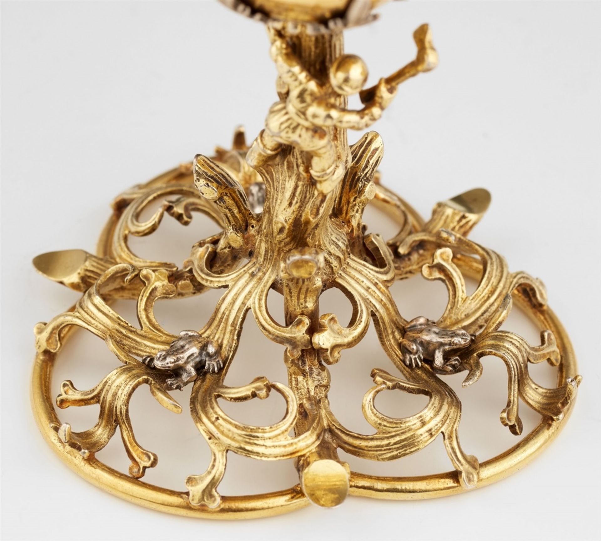 An important Renaissance polychromed silver gobletSilber; vergoldet. Silver-gilt cup on a pierced - Bild 6 aus 7