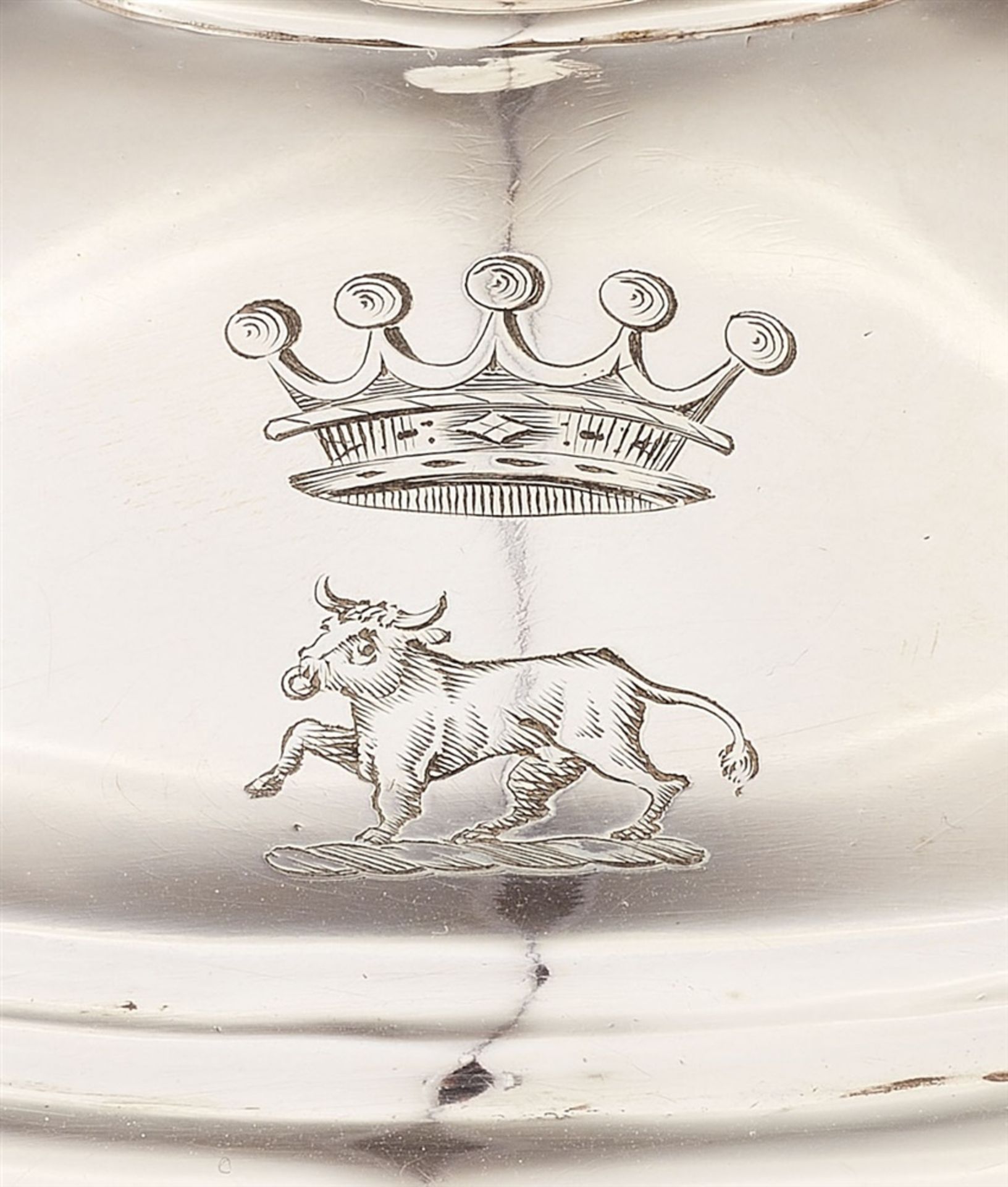 A Queen Anne silver loving cupTapering cylindrical beaker on a waisted foot, the body engraved - Bild 3 aus 4