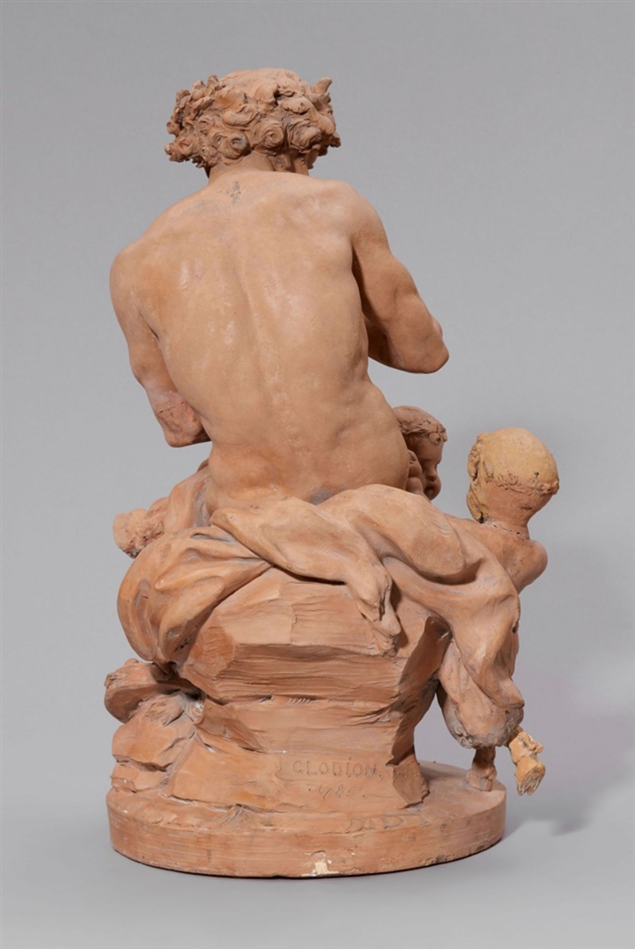 A terracotta group with a faun playing the fluteThree-figure group on a round plinth depicting a - Bild 2 aus 4