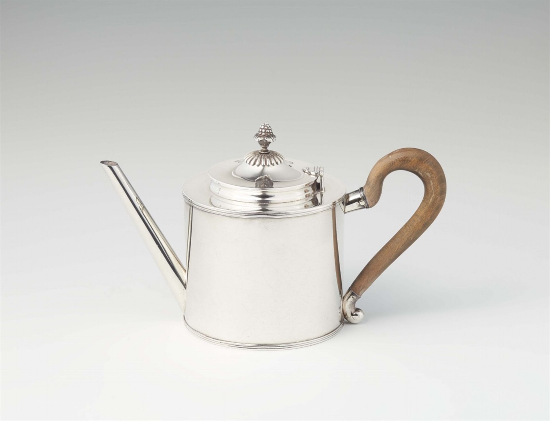 A Hague silver teapotCylindrical corpus with hinged lid and wooden handle. H 14.5 cm, weight 634 g.