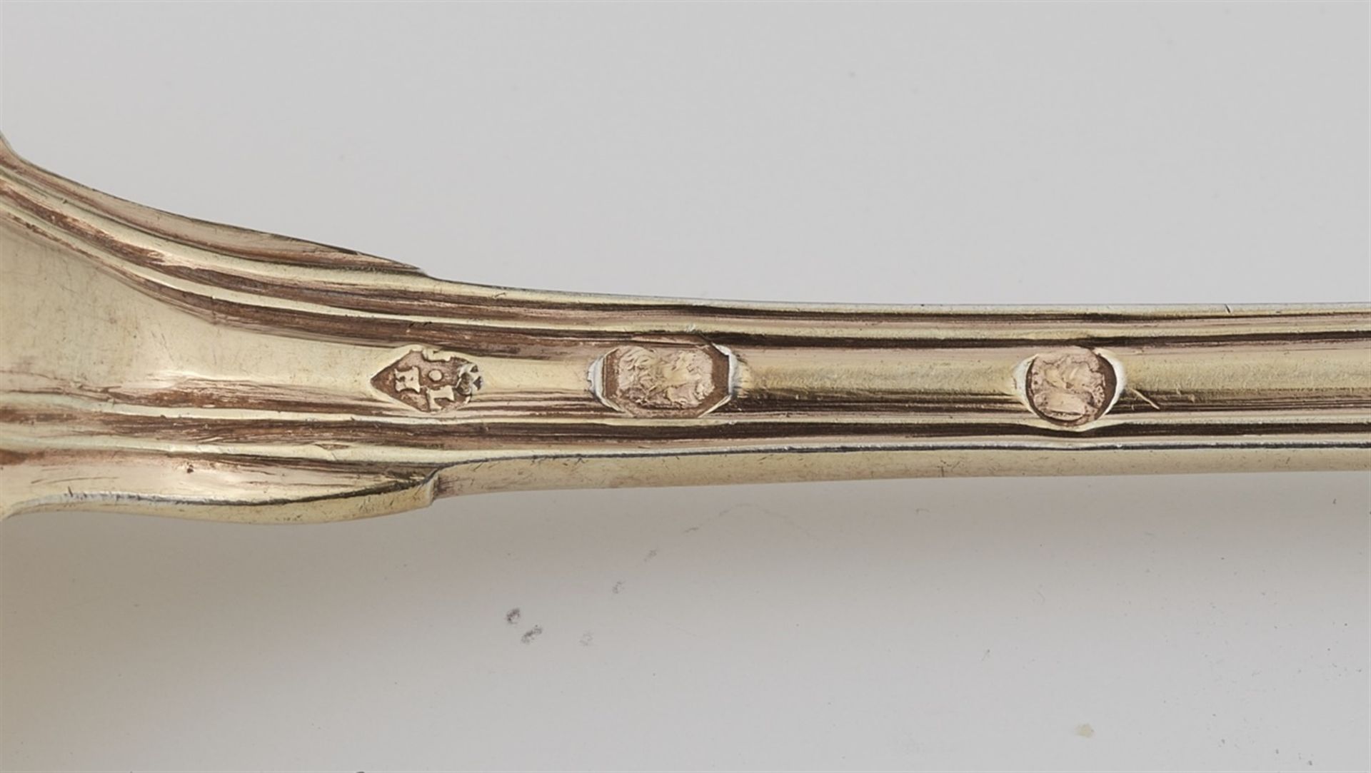 12 Parisian vermeil spoonsSilver gilt spoons with threaded décor. L 14.4 cm, total weight 250 g. - Bild 3 aus 3