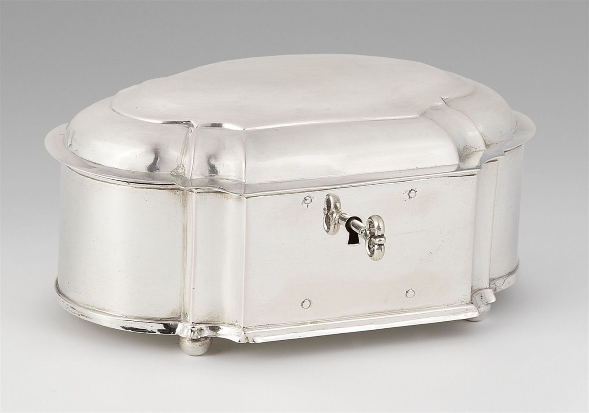 A Schwerin silver sugar boxOval sugar box on four spherical supports, with slightly domed fluted lid