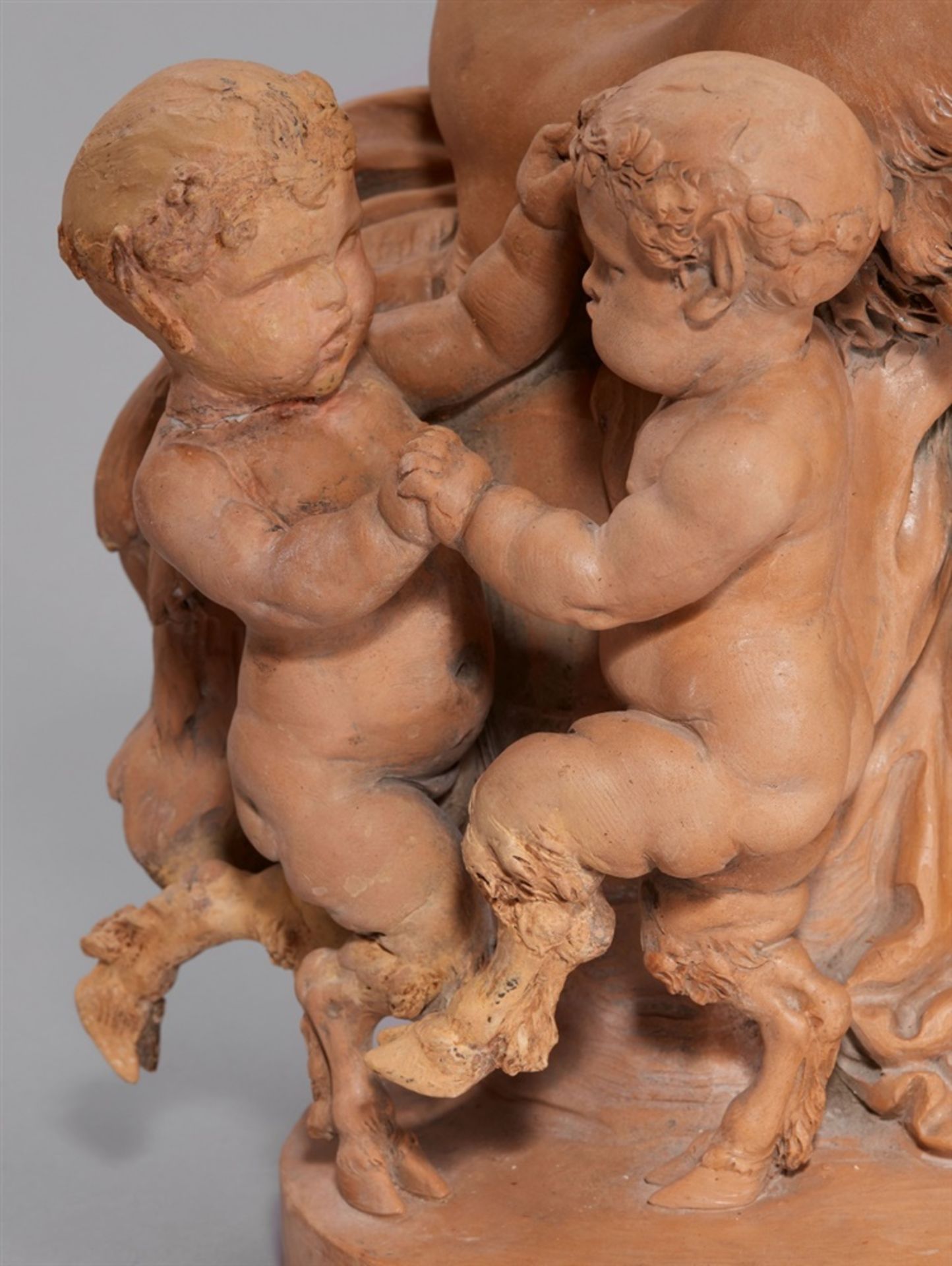 A terracotta group with a faun playing the fluteThree-figure group on a round plinth depicting a - Bild 4 aus 4