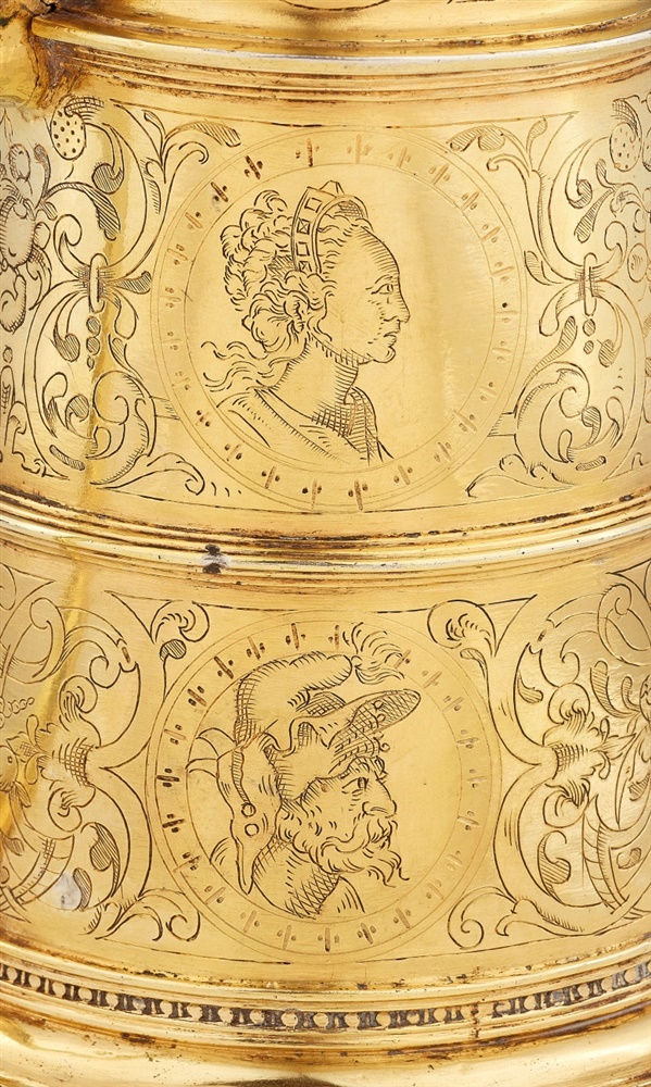 A Renaissance silver tankardSilver-gilt tankard with a smooth base and scrolling handle. With a - Bild 4 aus 7