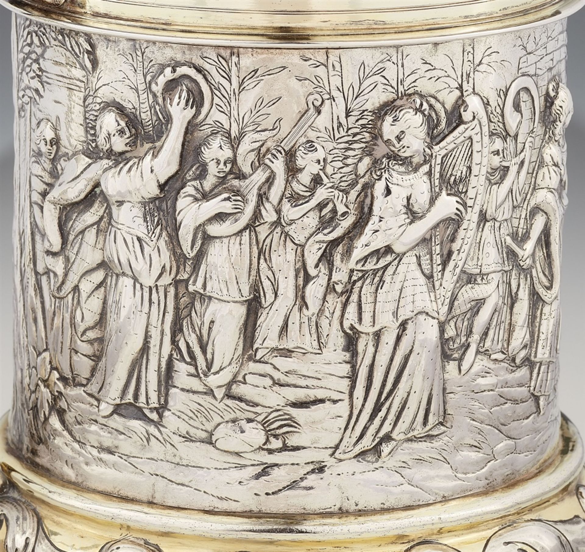 An Augsburg Baroque silver tankardSilver; partly gilded. Parcel-gilt silver tankard with a domed - Bild 2 aus 3