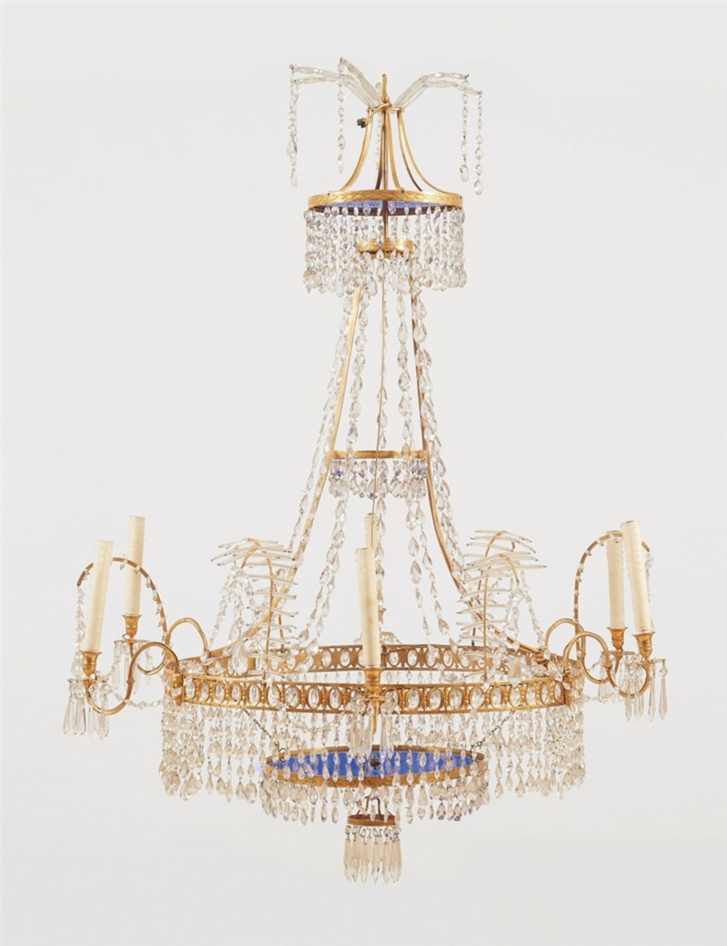 A Neoclassical chandelierOrmolu chandelier with cut glass droplets and blue glass panes. Six - Bild 2 aus 2