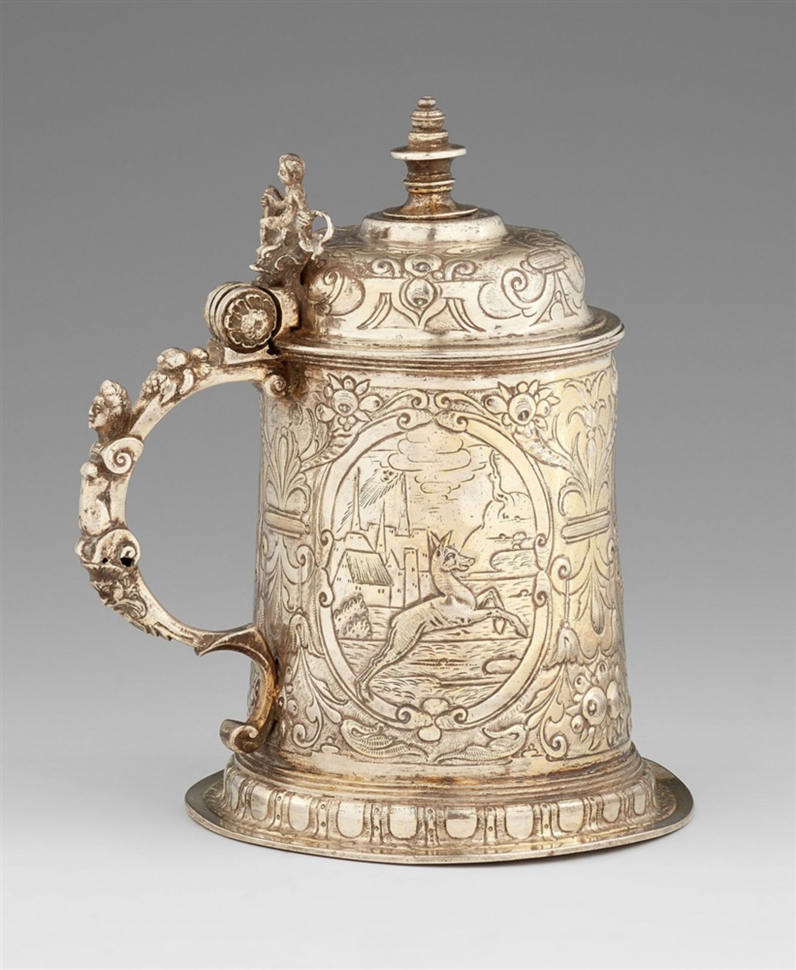 A Nuremberg Renaissance silver tankardSilver; gold-plated. Silver gilt cylindrical tankard on a - Bild 2 aus 4