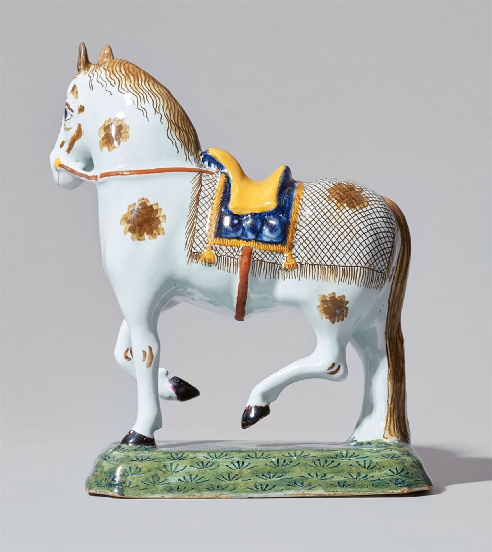 A Delftware faience model of a striding horseA horse with saddle, blanket and bridle on an oblong - Bild 2 aus 2