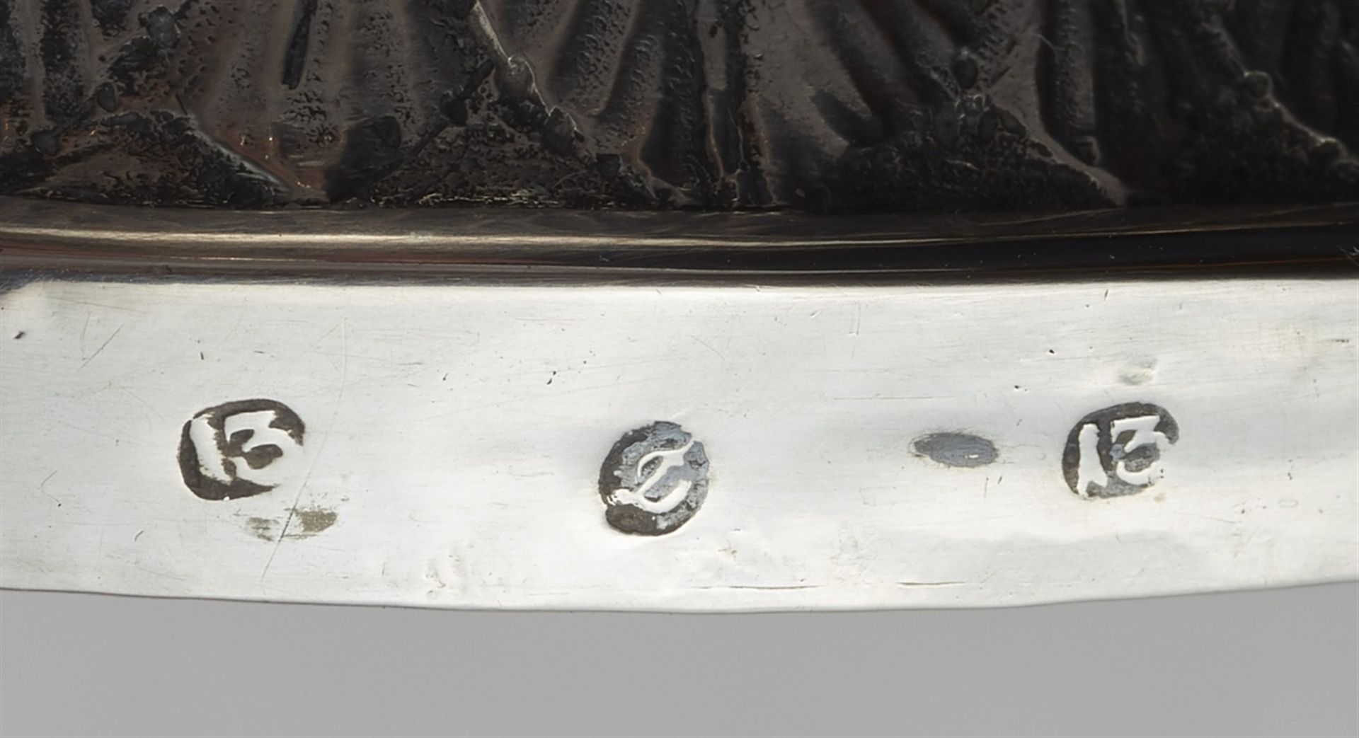 A pair of Empire silver candlesticksSilver. Column shaped candlesticks on hoof feet. Marks: - Bild 2 aus 2