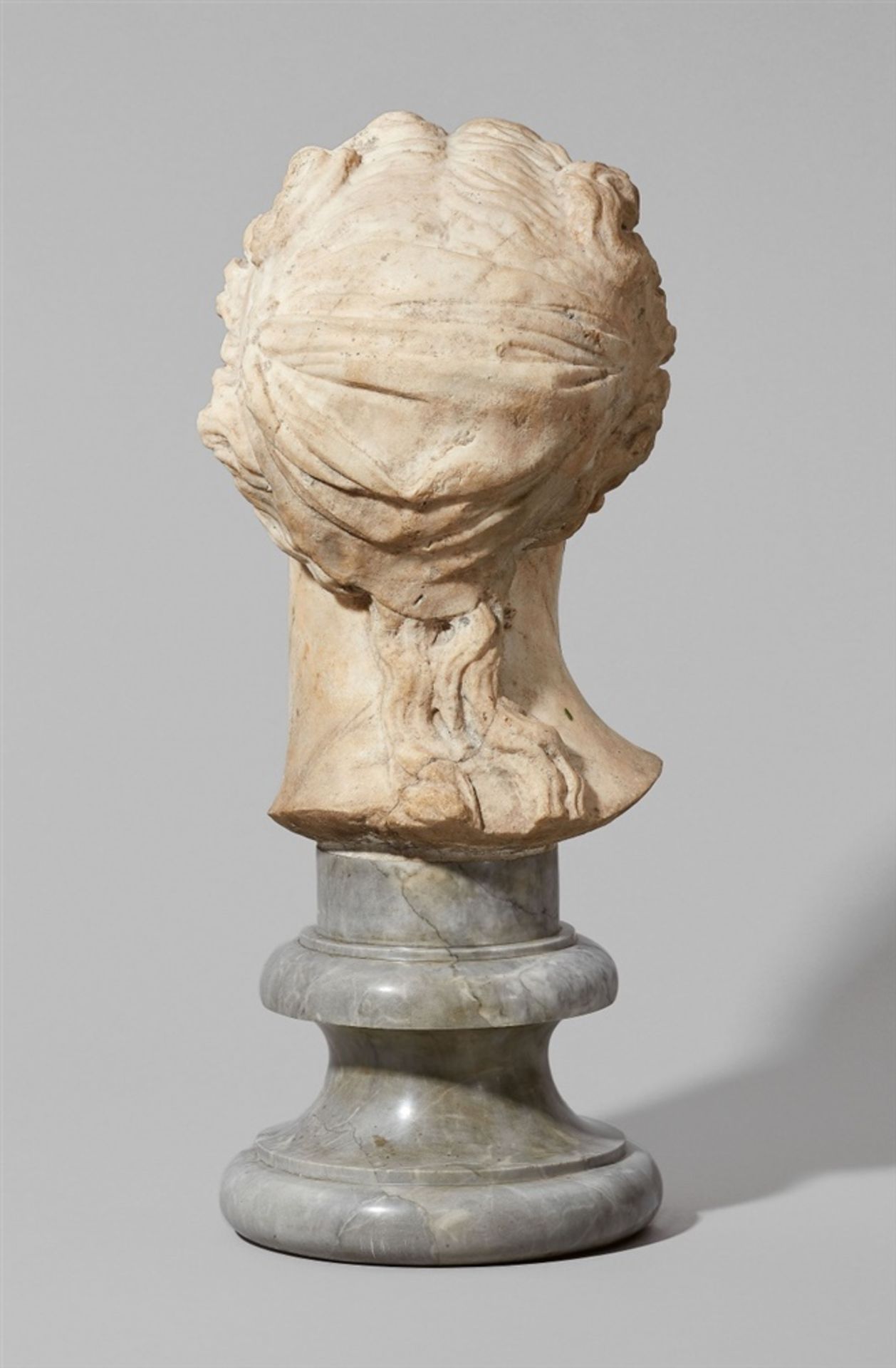 An Italian androgynous white marble bustBust carved in the round in the manner of an ancient Roman - Bild 2 aus 2
