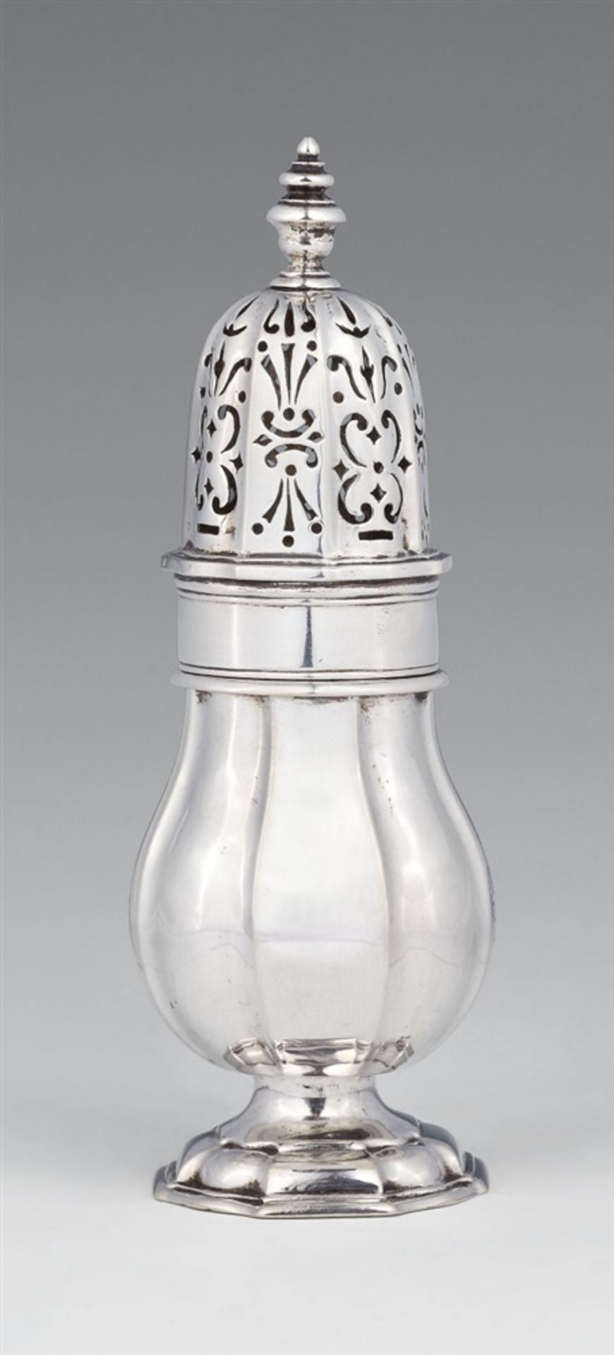 A Celle silver sugar casterSilver. Pear-form caster on a square foot. Engraved on the display side