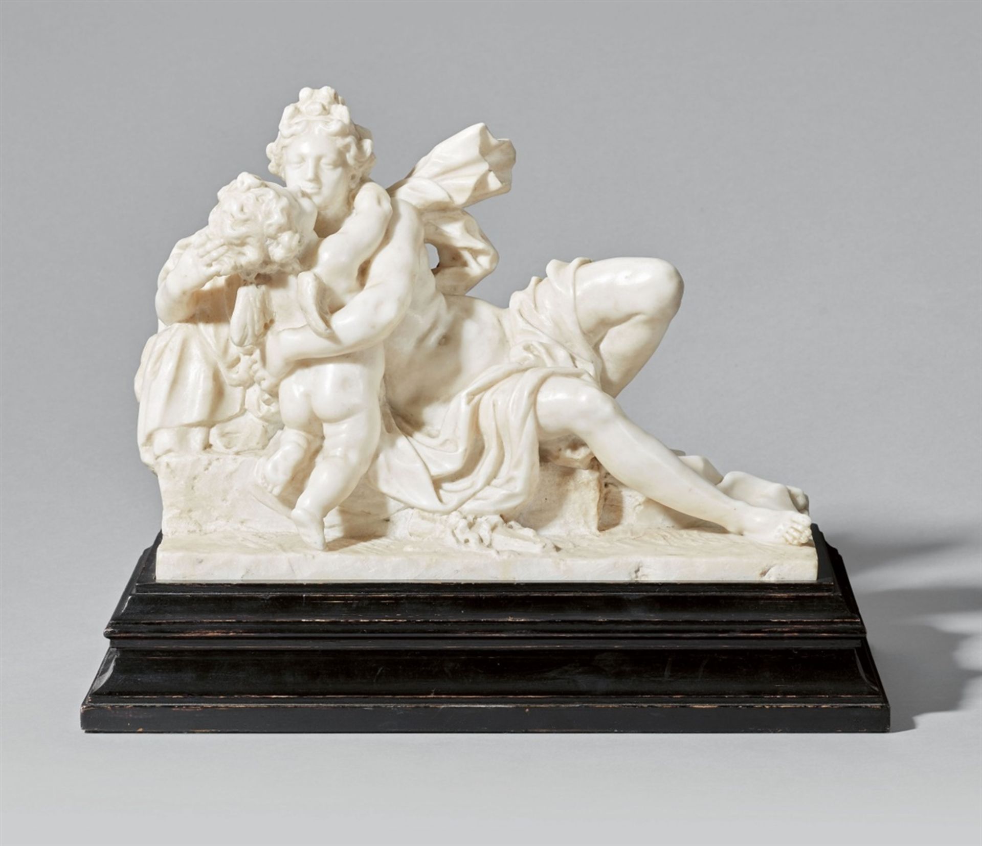 A white marble group of Venus and CupidOn an ebonised wood base. Venus is depicted with long flowing - Bild 2 aus 4
