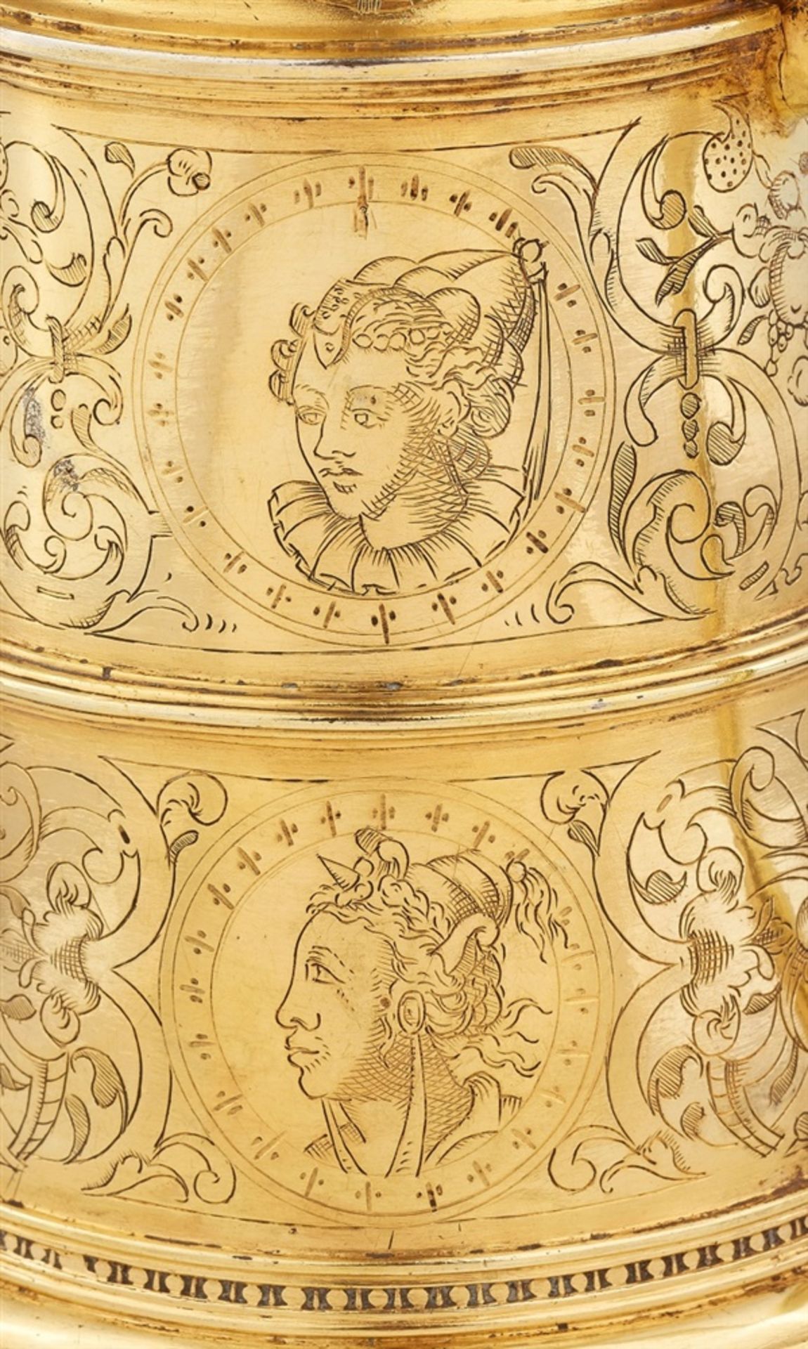 A Renaissance silver tankardSilver-gilt tankard with a smooth base and scrolling handle. With a - Bild 5 aus 7