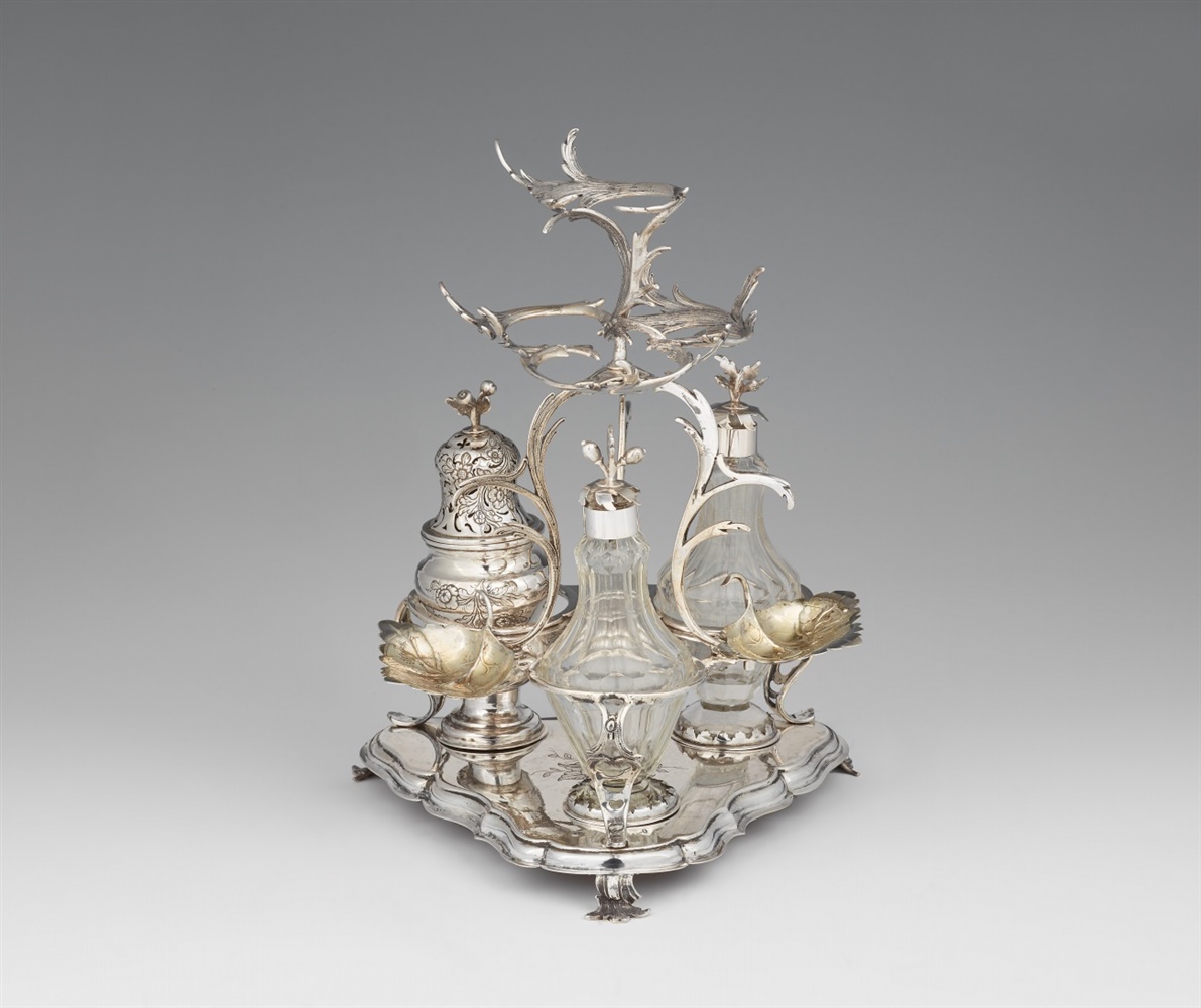 An Augsburg Rococo silver cruet setSilver; glass flacons. Silver cruet set with two silver mounted - Bild 2 aus 5