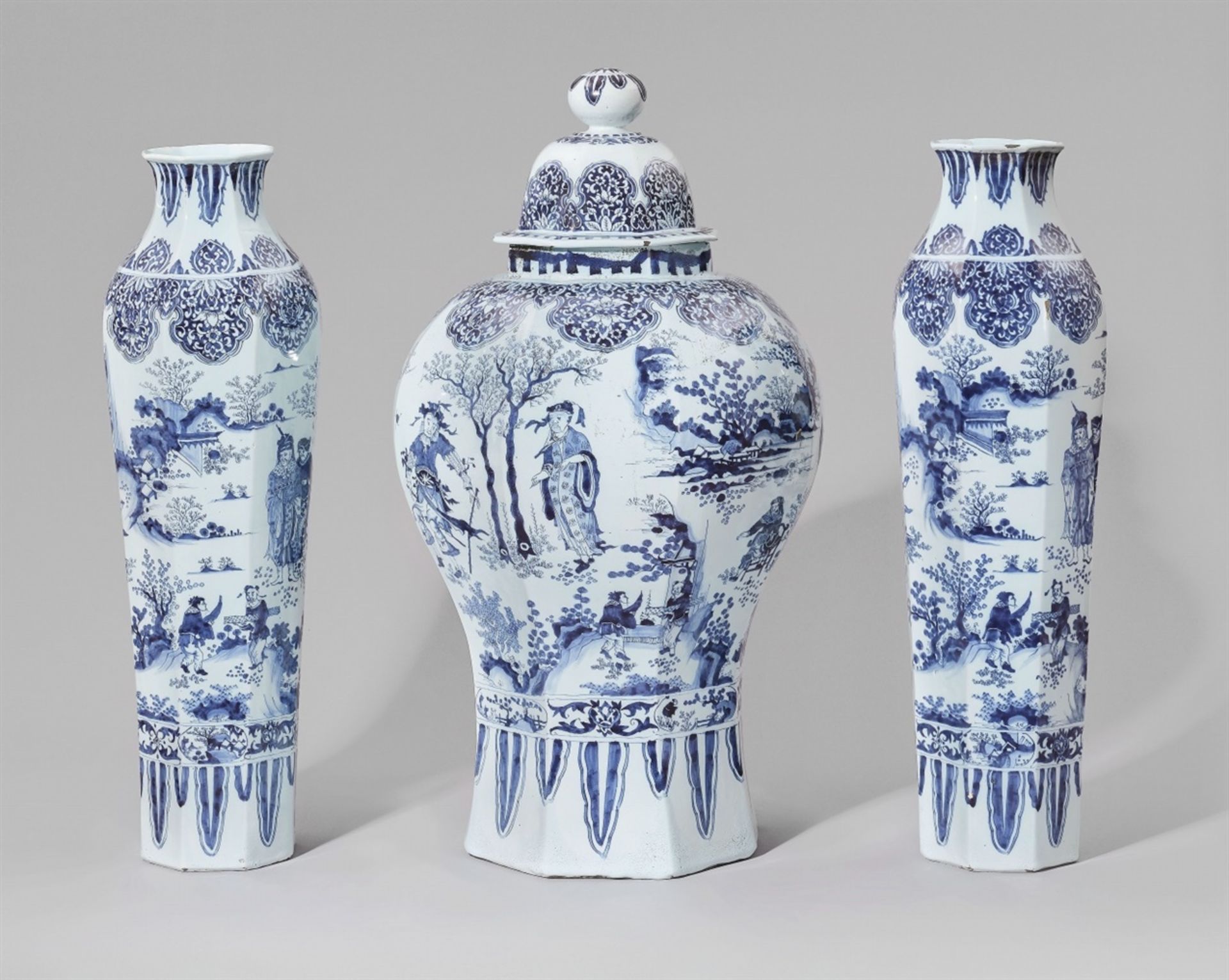 An important set of three large Delftware faience vasesComprising one covered baluster-form vase - Bild 2 aus 2