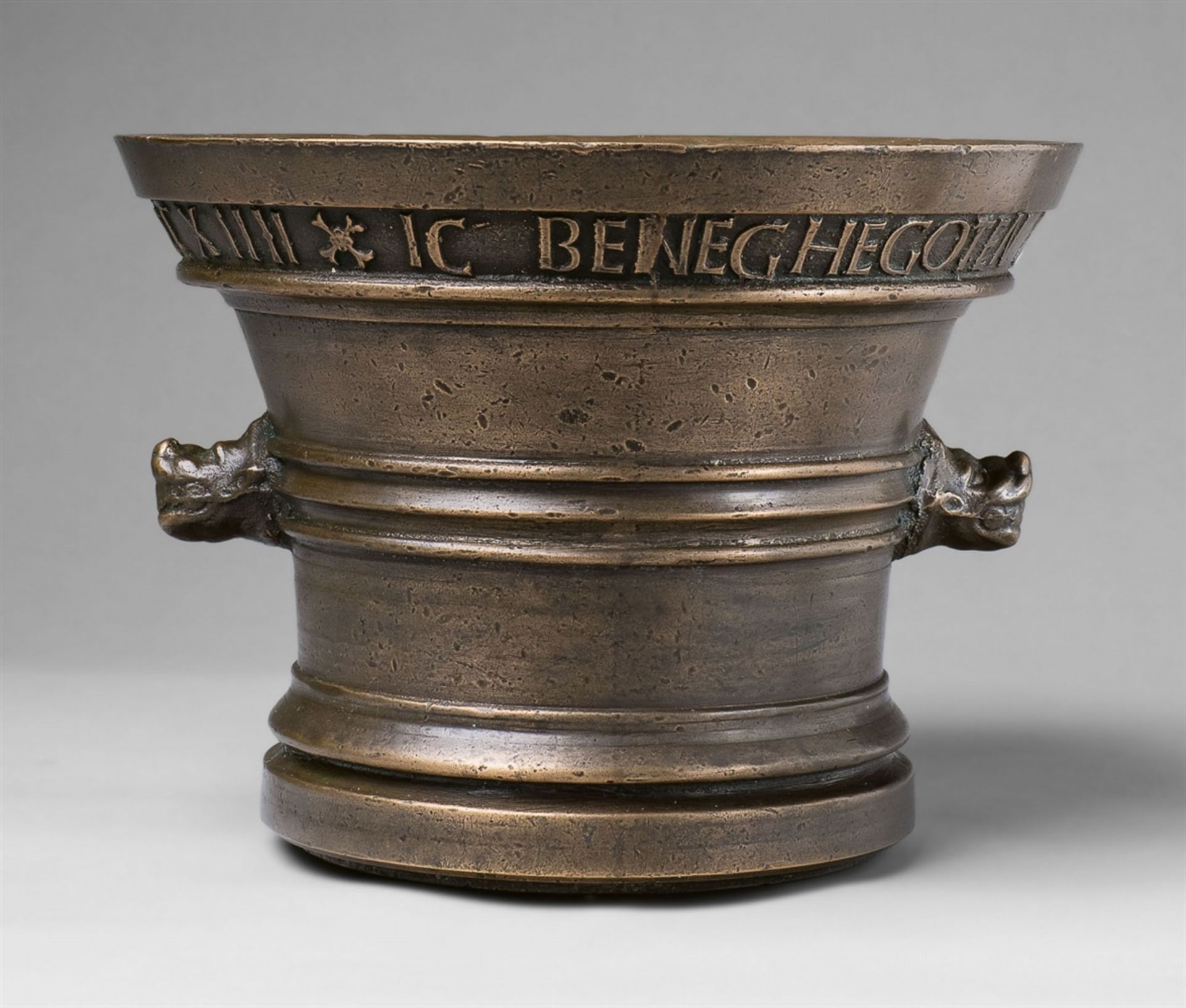 A large Netherlandish apothecary mortarThick cast bronze with golden brown patina. Bell-shaped