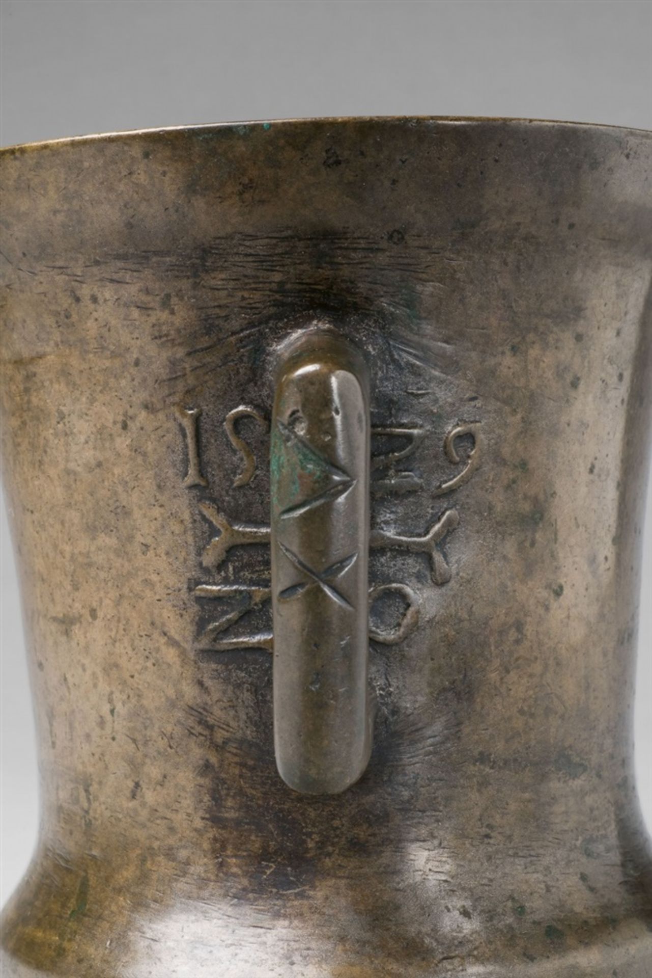 An early mortar dated 1529Golden brown cast bronze with natural patina. Cylindrical form on a - Bild 2 aus 2