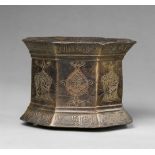An important mortar with bird engravingsChased cast bronze with copper damascening. Of octagonal