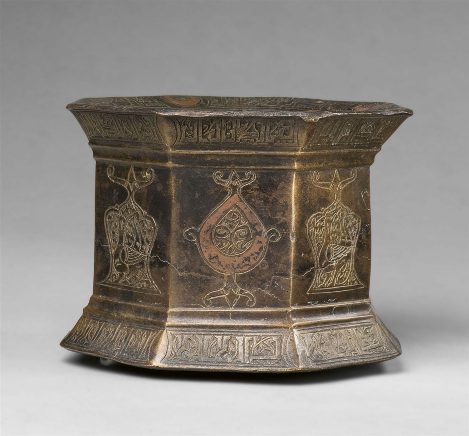 An important mortar with bird engravingsChased cast bronze with copper damascening. Of octagonal
