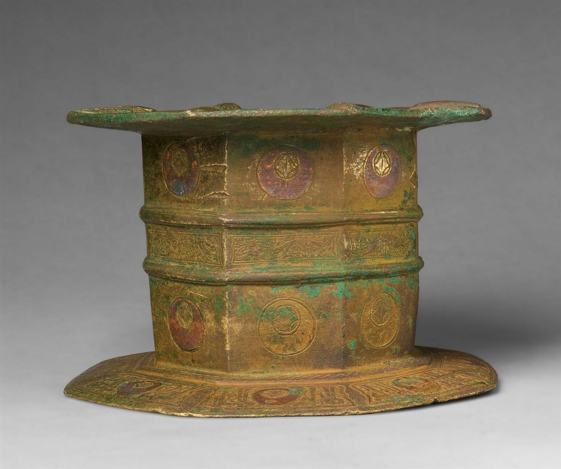 An important Islamic mortarChased cast bronze with copper damascening and gilding. Octagonal section