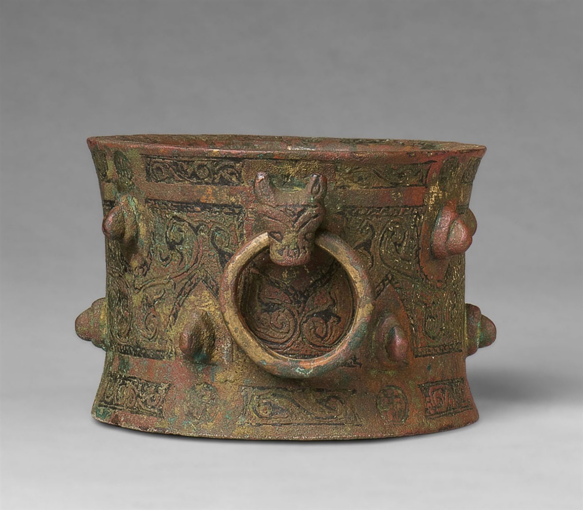 A rare mortar with two animal head handlesChased cast bronze with damascening (?), red pigment, - Image 2 of 2