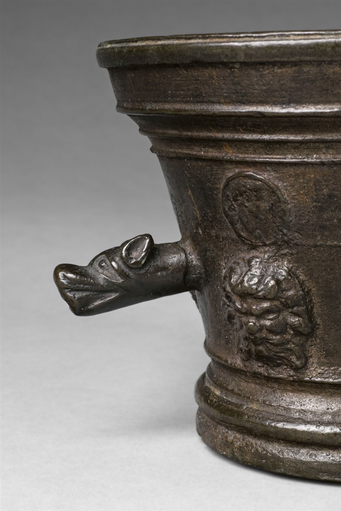 An unusual mortar with dog's head handlesGolden brown cast bronze with dark brown patina. Richly - Image 2 of 3