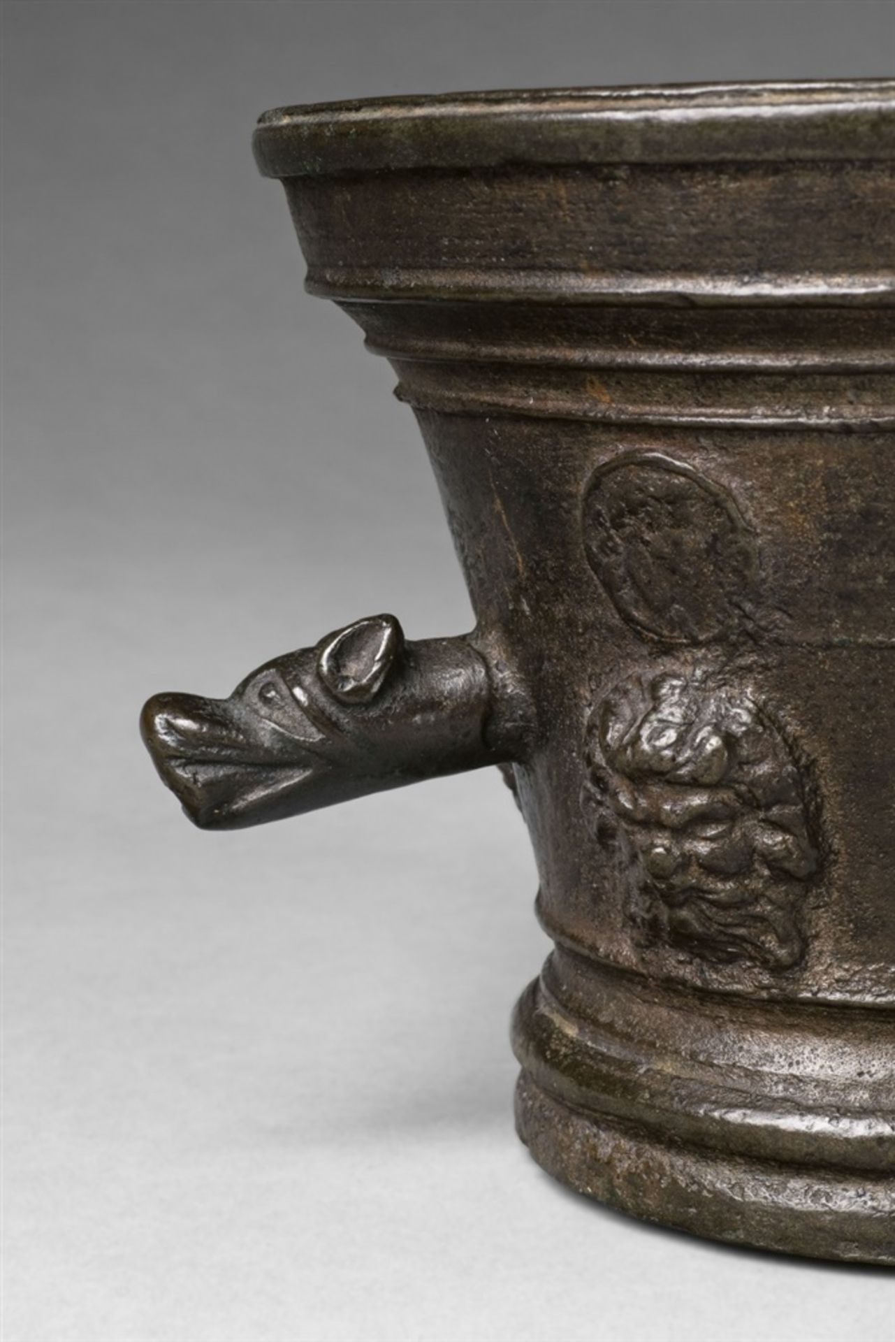 An unusual mortar with dog's head handlesGolden brown cast bronze with dark brown patina. Richly - Bild 2 aus 3